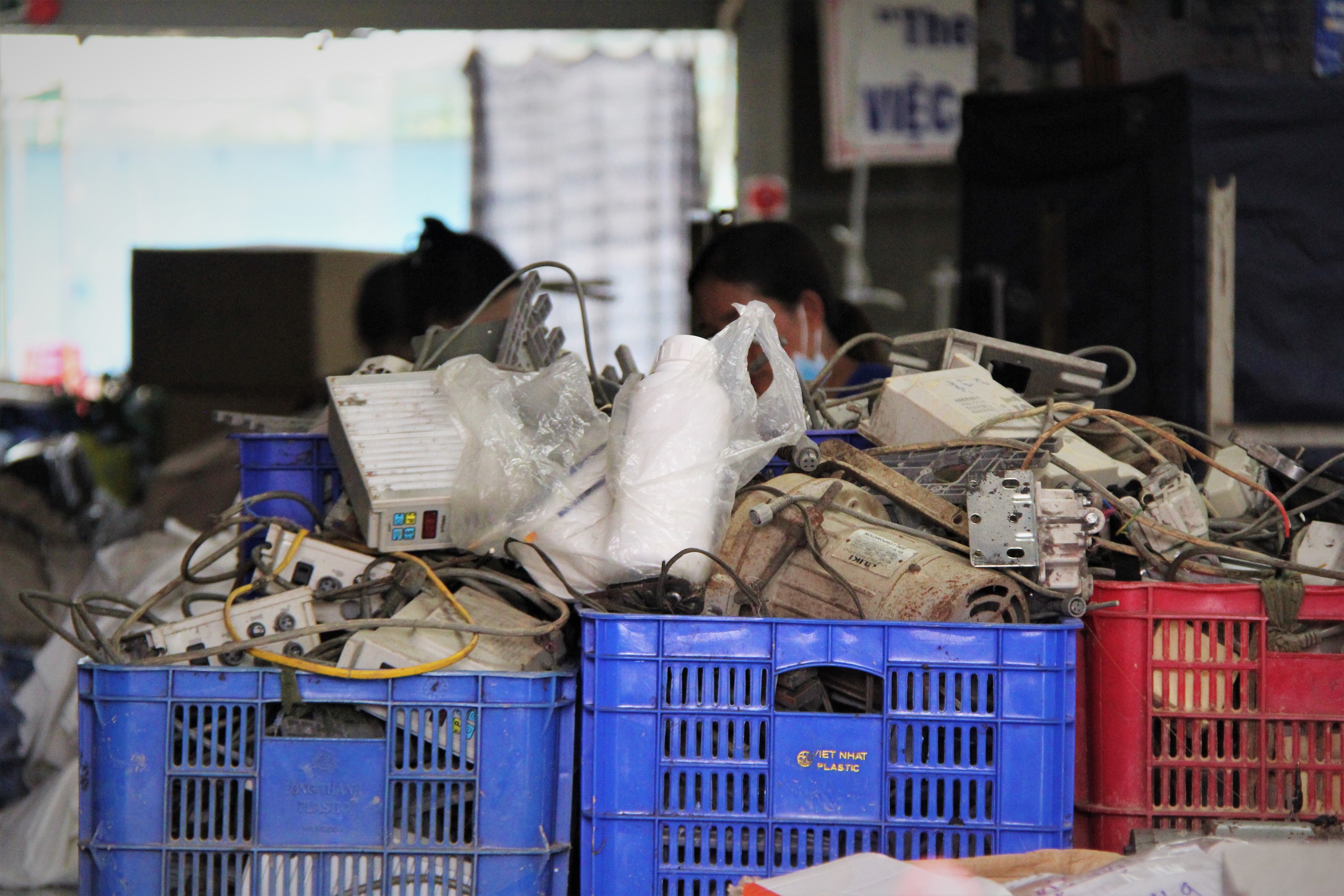 Nữ công nhân òa khóc khi nhận hỗ trợ lũ lụt từ Công đoàn Đà Nẵng - Ảnh 9.