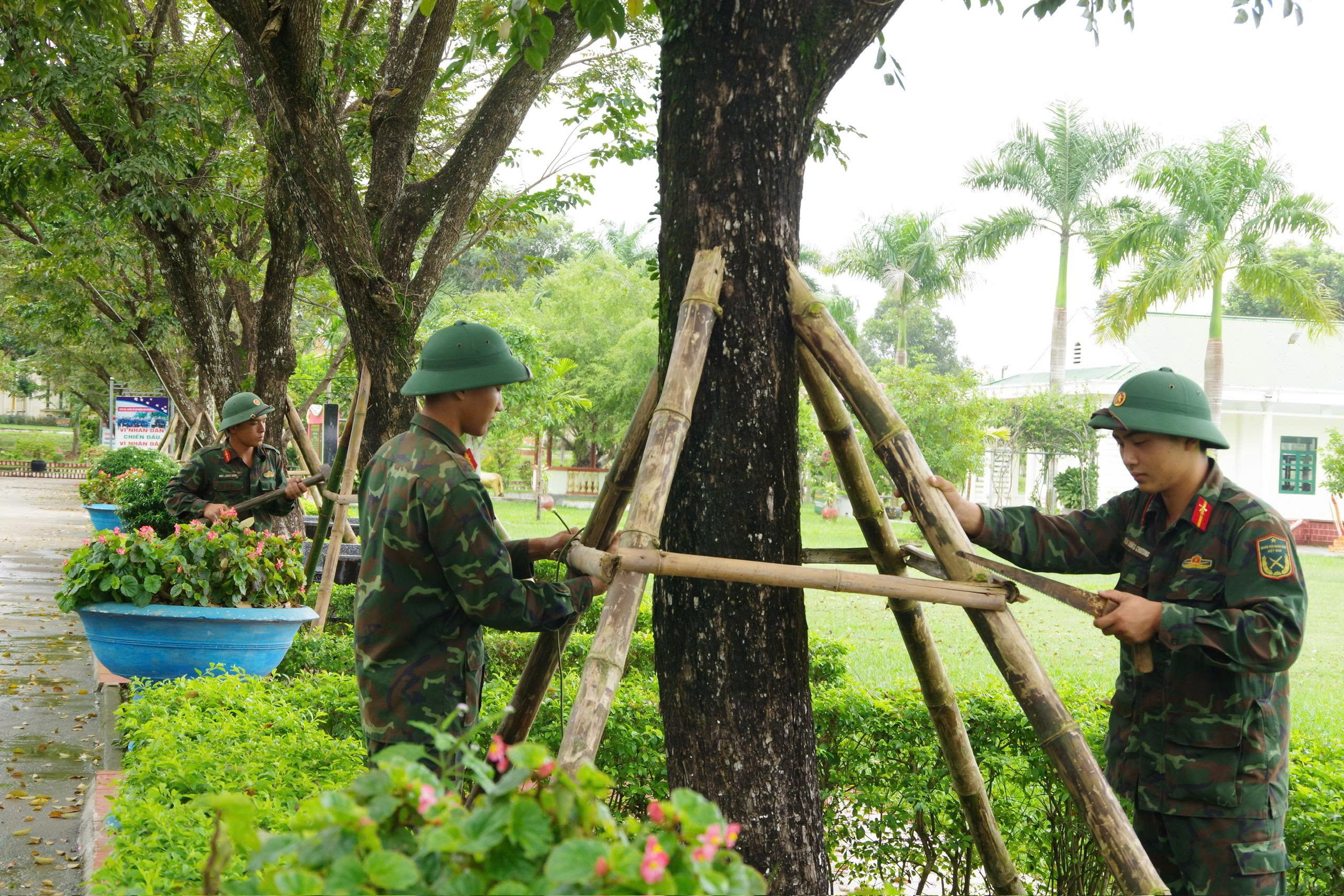 Bộ đội tham gia ứng phó bão số 13 Kalmaegi , bảo vệ an toàn cho người dân - Ảnh 2. Bộ đội tham gia ứng phó bão số 13 Kalmaegi , bảo vệ an toàn cho người dân - Ảnh 2.