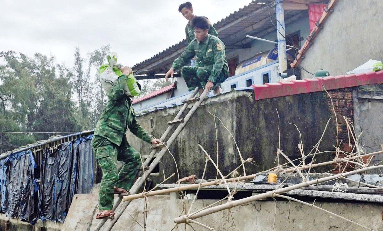 Muôn cách chống bão số 13 Kalmaegi của người dân Quảng Ngãi - Ảnh 2.