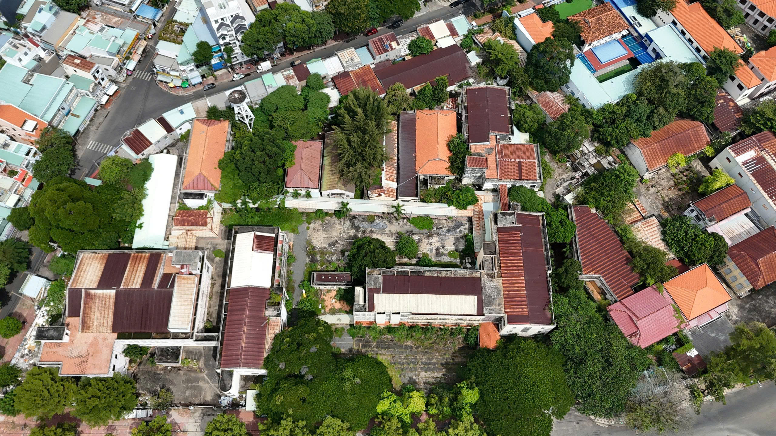 Cận cảnh hai bệnh viện cũ Bà Rịa và Lê Lợi chờ ngày hồi sinh - Ảnh 1.