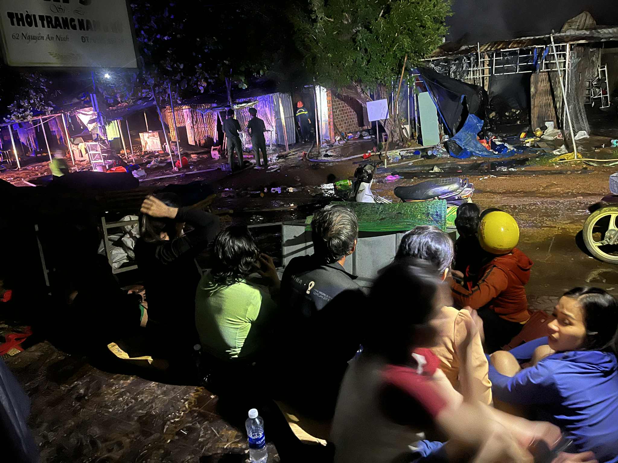 Chợ Bình Dương bị thiêu rụi sau đêm cháy lớn: Nỗi đau của tiểu thương - Ảnh 7. Chợ Bình Dương bị thiêu rụi sau đêm cháy lớn: Nỗi đau của tiểu thương - Ảnh 7.