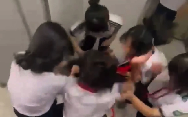 Nữ sinh bị đánh trong nhà vệ sinh trường học ở TP HCM: Những học sinh đứng quay clip cũng bị xử lý - Ảnh 2.