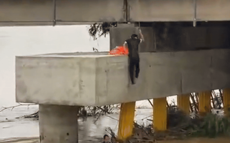 Người hùng áo đen dũng cảm cứu người giữa dòng nước lũ tại Đà Nẵng - Ảnh 4. Người hùng áo đen dũng cảm cứu người giữa dòng nước lũ tại Đà Nẵng - Ảnh 4.