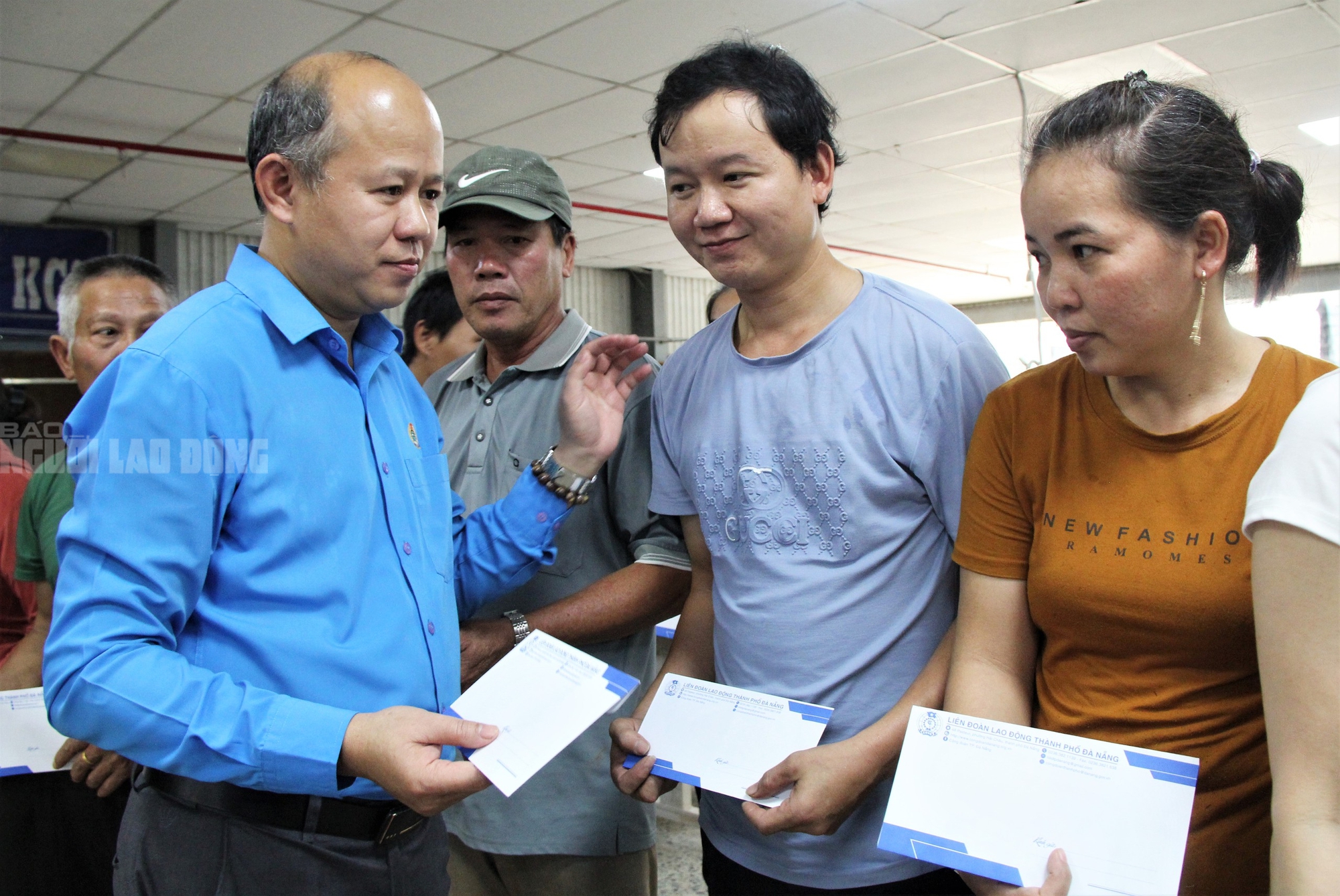 Nữ công nhân òa khóc khi nhận hỗ trợ lũ lụt từ Công đoàn Đà Nẵng - Ảnh 5.