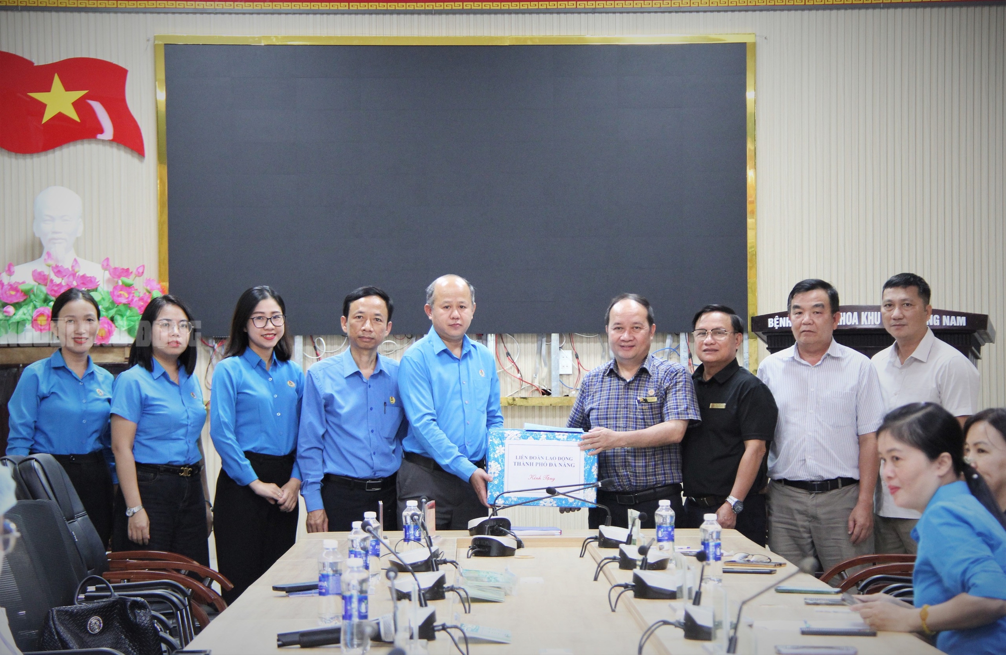 Nữ công nhân òa khóc khi nhận hỗ trợ lũ lụt từ Công đoàn Đà Nẵng - Ảnh 10.