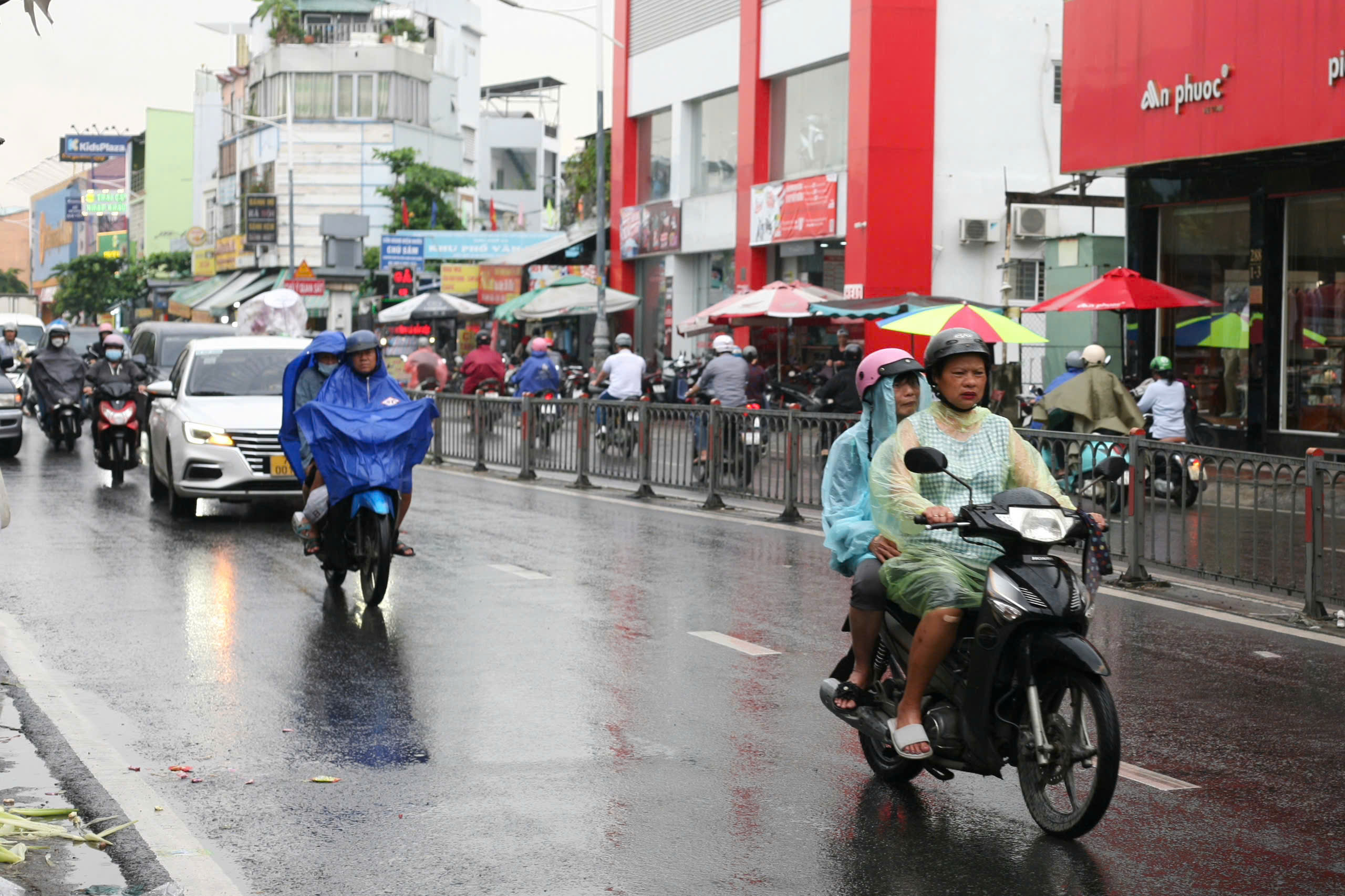 Chiều nay, TP HCM mưa dai dẳng - Ảnh 3.