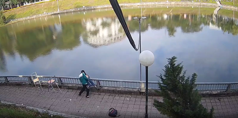 Nam sinh lớp 8 hành hung bạn rồi hất xuống hồ nước - Ảnh 1.