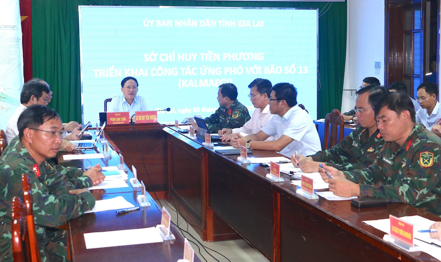 Gia Lai trắng đêm di dời dân, kích hoạt kịch bản ứng phó bão số 13 Kalmaegicấp 5 - Ảnh 4.
