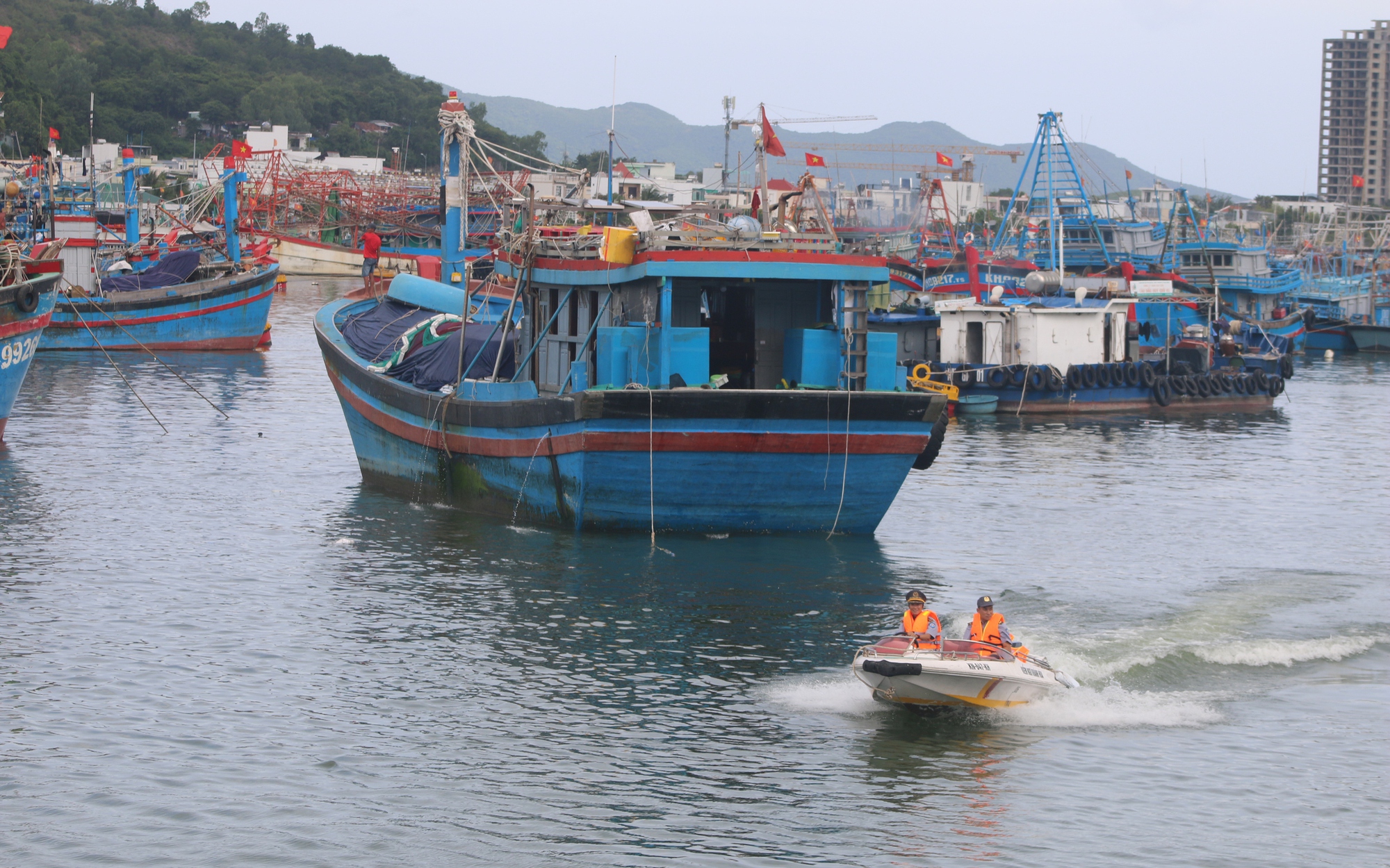 Bão Kalmaegi: Sở GD-ĐT TP HCM thông báo khẩn yêu cầu tạm hoãn mọi hoạt động ngoài giờ chính khóa - Ảnh 2.