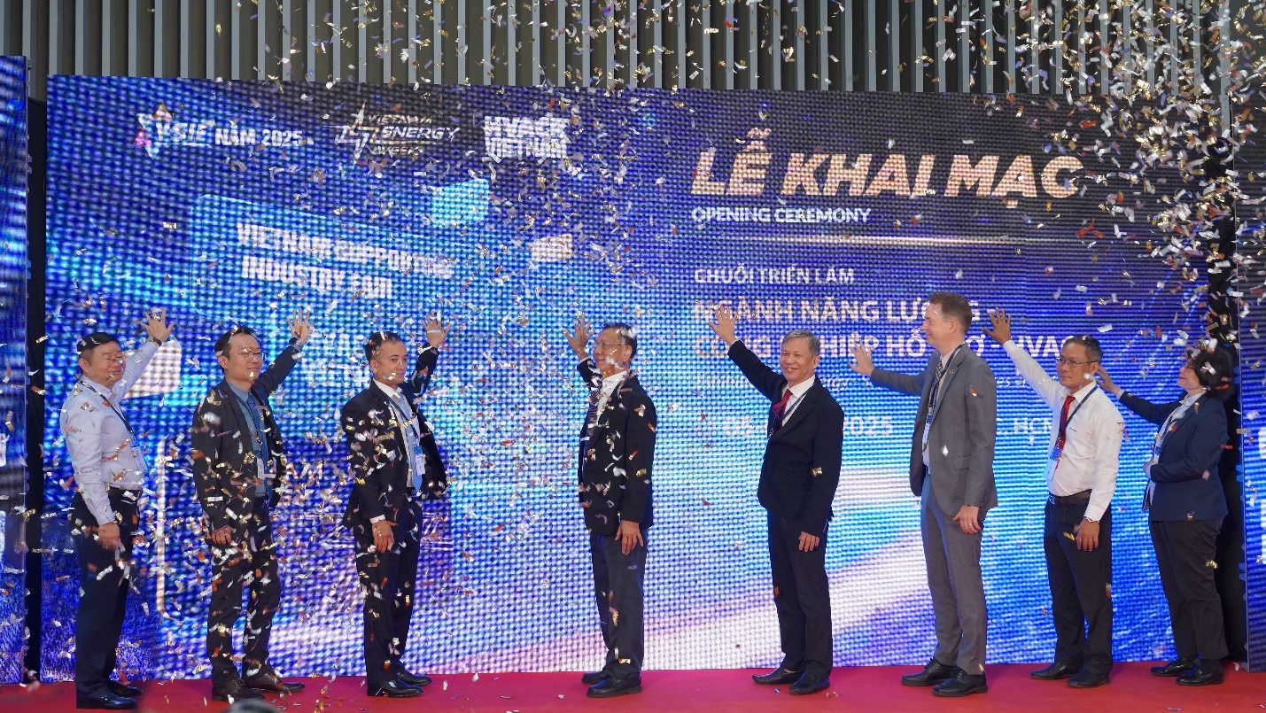 EVNHCMC đồng hành Triển lãm Ngành năng lượng – Công nghiệp hỗ trợ - HVCR - Ảnh 1. EVNHCMC đồng hành Triển lãm Ngành năng lượng – Công nghiệp hỗ trợ - HVCR - Ảnh 1.