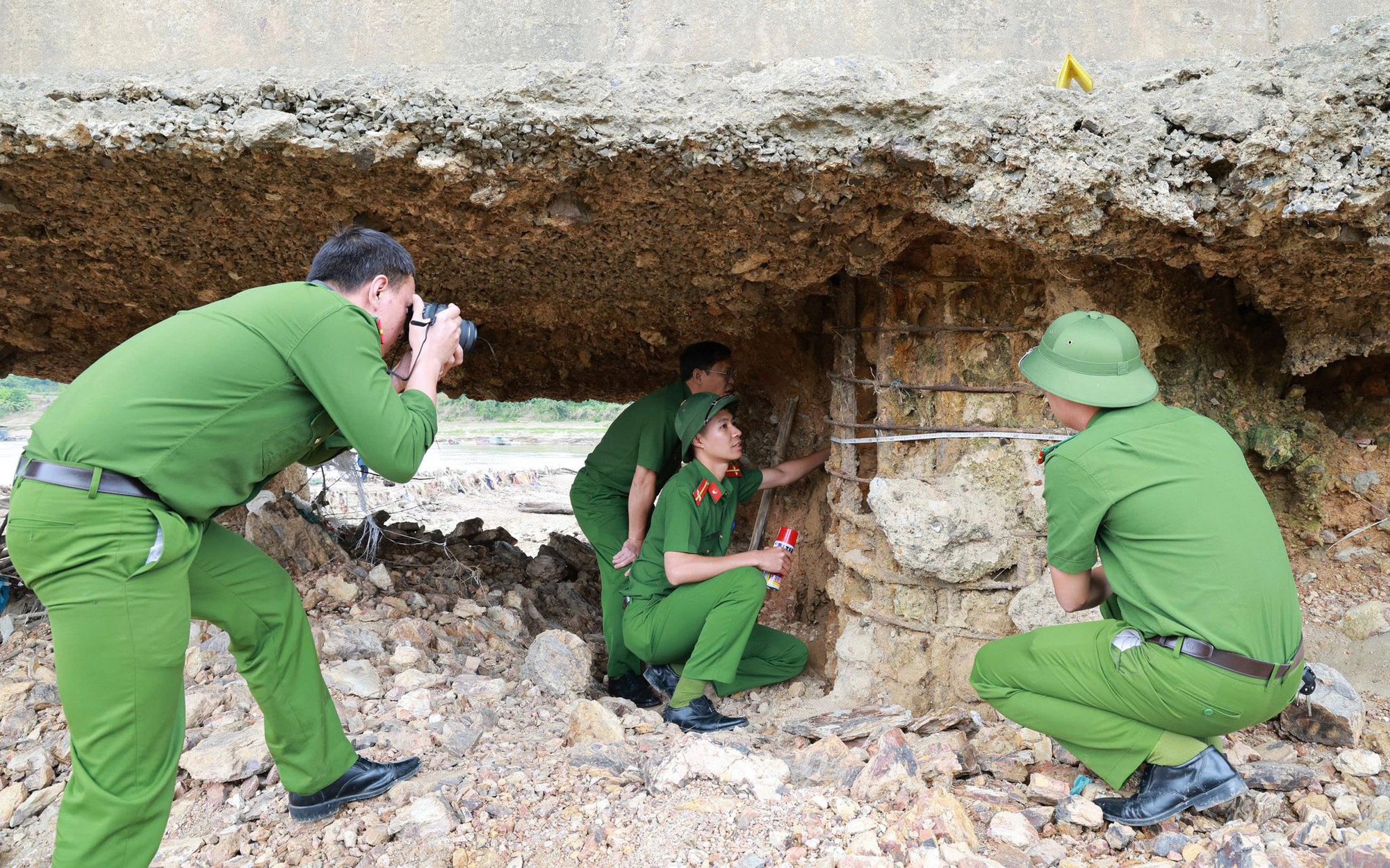 Bắc cầu phao qua sông Lô, đảm bảo giao thông trước Tết Nguyên đán - Ảnh 2.