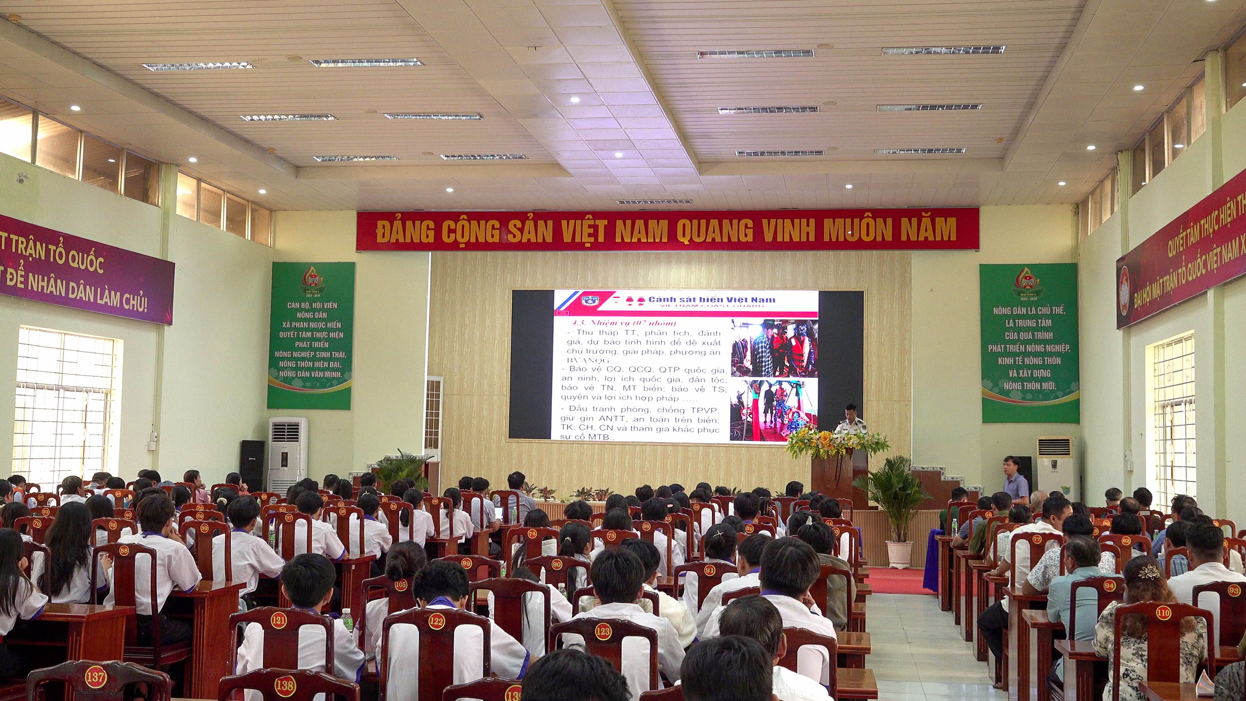 Tặng cờ Tổ quốc và tuyên truyền phòng, chống khai thác IUU tại Cà Mau - Ảnh 1.