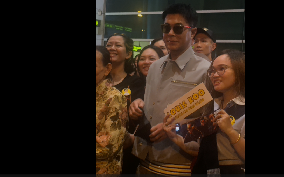 "Dương Quá" Cổ Thiên Lạc và Hồng Kim Bảo đến sân bay Tân Sơn Nhất - Ảnh 1.