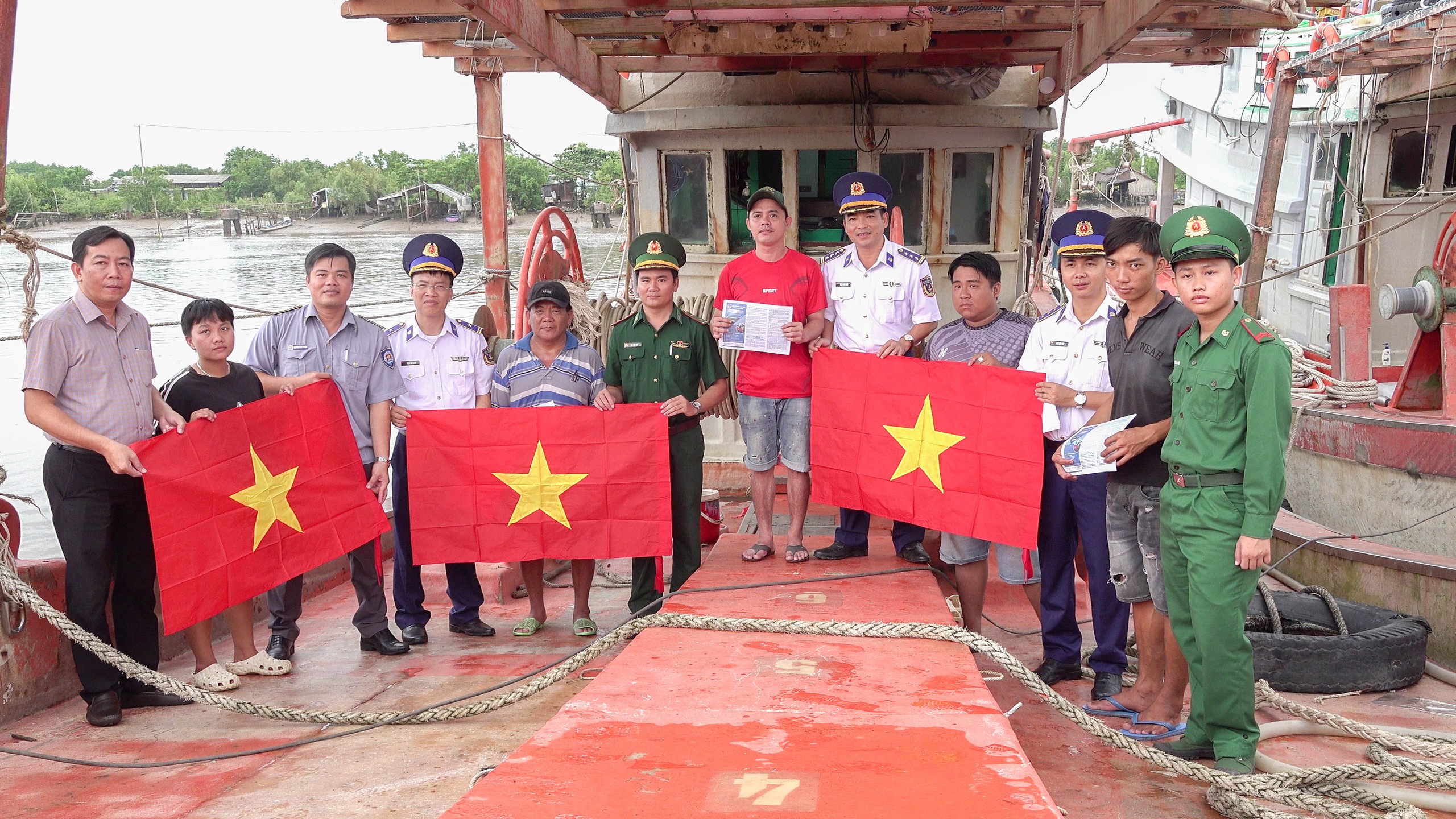 Tặng cờ Tổ quốc và tuyên truyền phòng, chống khai thác IUU tại Cà Mau - Ảnh 2.