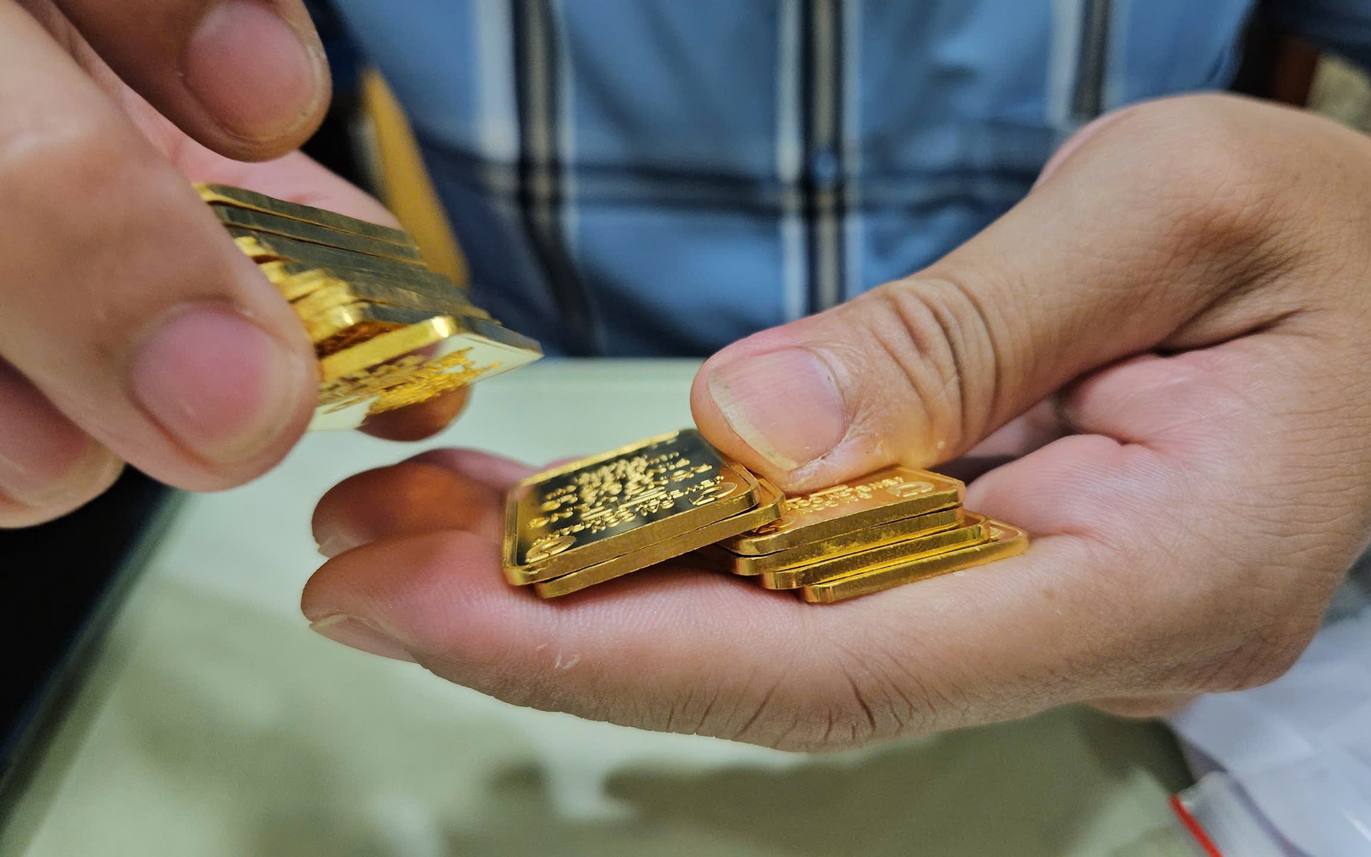 Sáng 6-11, giá vàng miếng, USD ngân hàng cùng tăng tiếp - Ảnh 1.