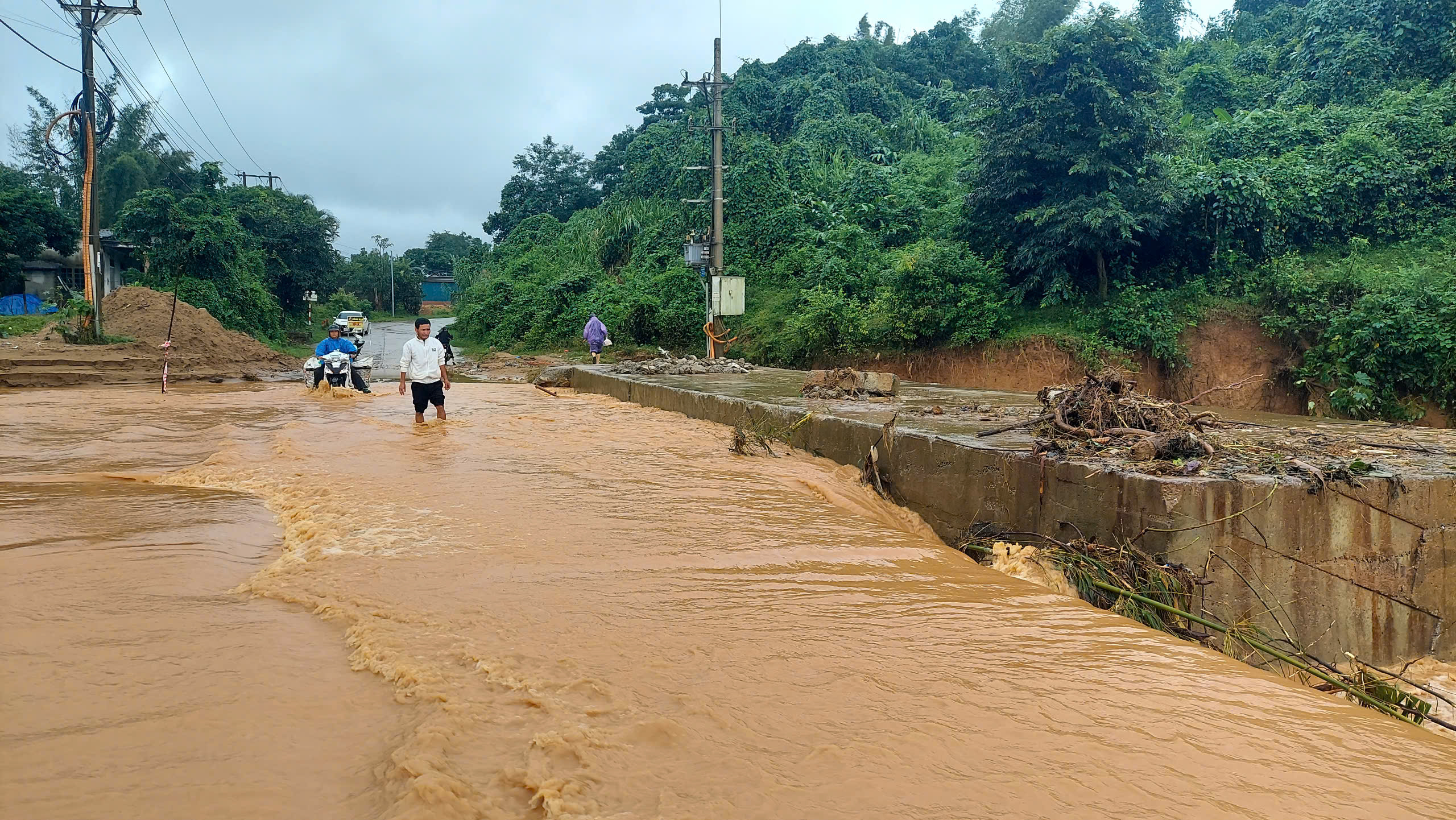 Cầu tạm của doanh nghiệp điện gió chắn dòng chảy: "Tối hậu thư" của Sở Xây dựng Quảng Trị - Ảnh 1.