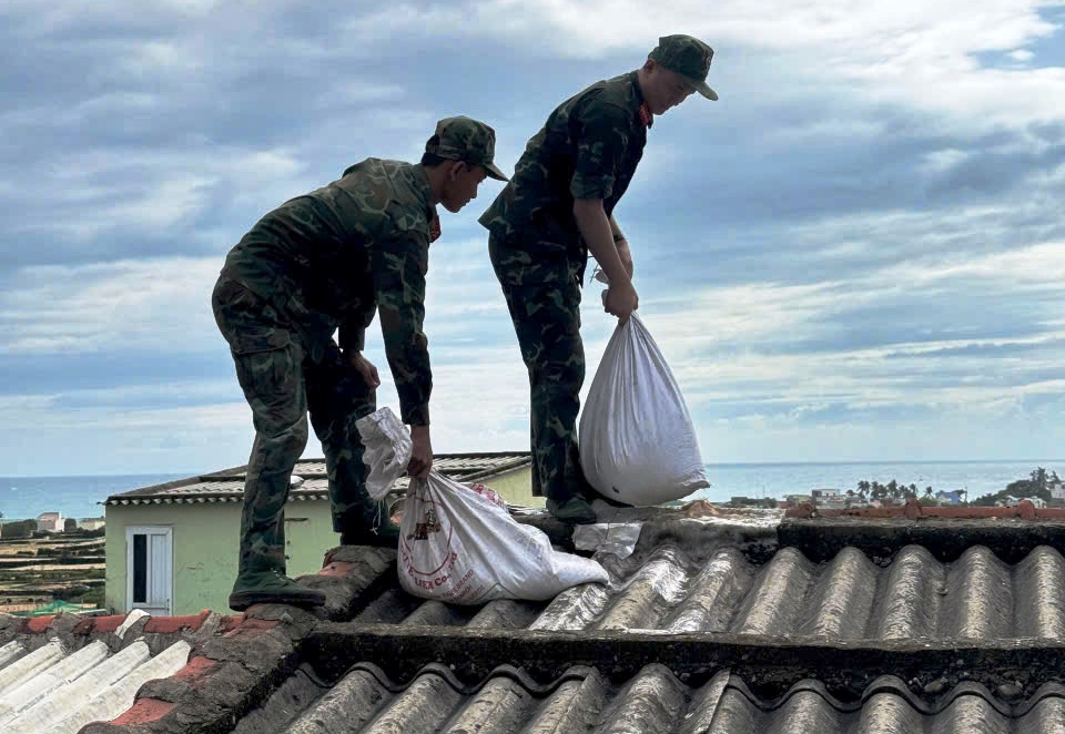 Muôn cách chống bão số 13 Kalmaegi của người dân Quảng Ngãi - Ảnh 6.