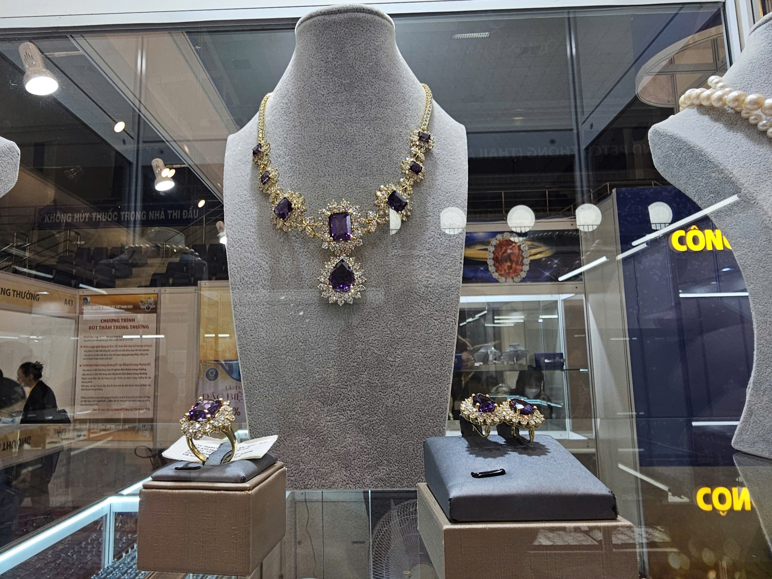 Bộ trang sức đính đá thạch anh tím và kim cương trị giá 3 tỉ đồng tại hội chợ SJC - Ảnh 3.