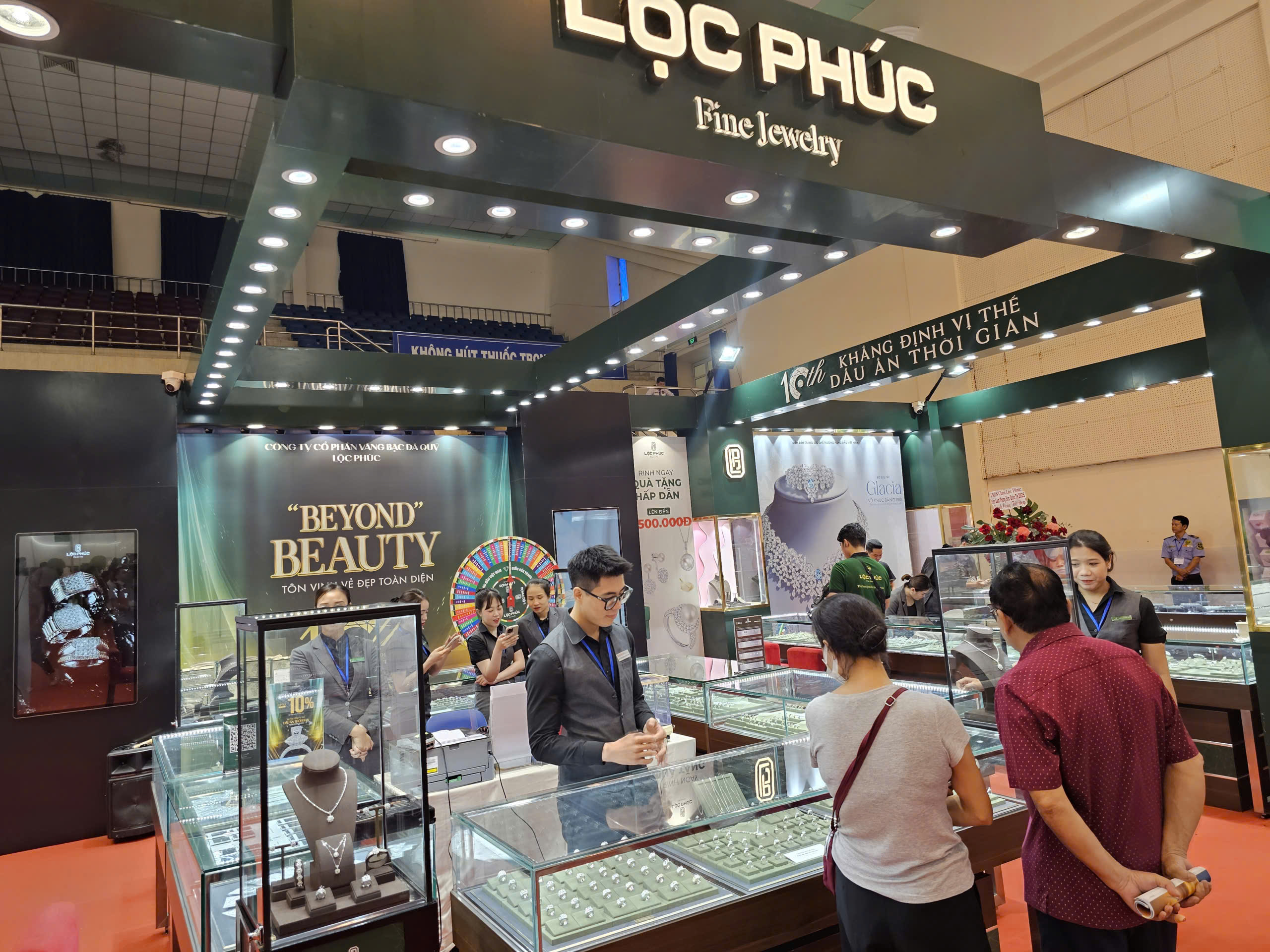 Bộ trang sức đính đá thạch anh tím và kim cương trị giá 3 tỉ đồng tại hội chợ SJC - Ảnh 5.