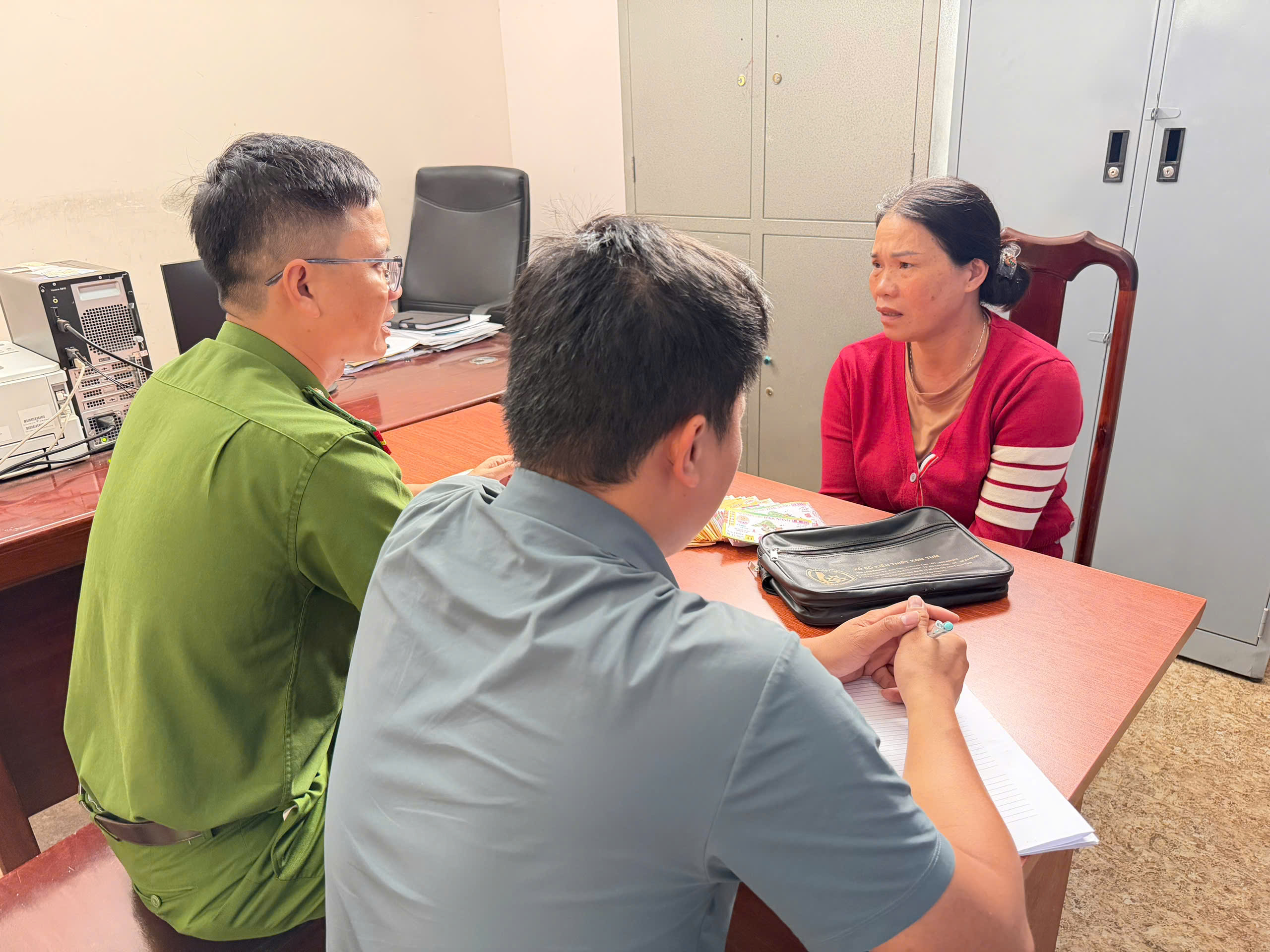 Bắt giữ người phụ nữ cướp giật túi xách của người bán vé số dạo ở Đắk Lắk - Ảnh 1. Bắt giữ người phụ nữ cướp giật túi xách của người bán vé số dạo ở Đắk Lắk - Ảnh 1.