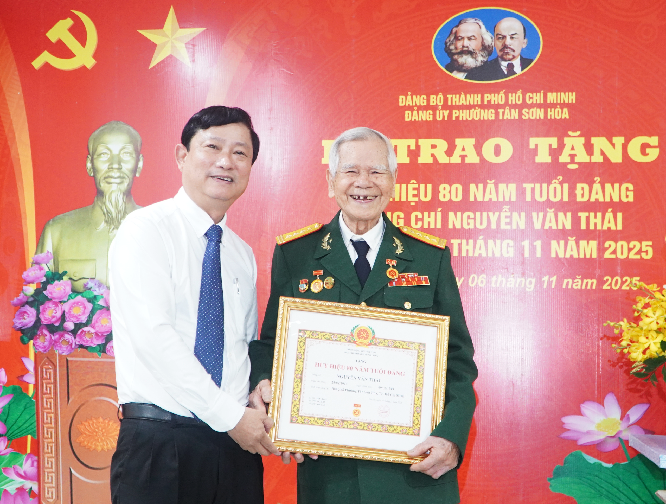 Chủ tịch HĐND TP HCM Võ Văn Minh trao Huy hiệu 80 năm tuổi Đảng cho đảng viên phường Tân Sơn Hòa - Ảnh 1.