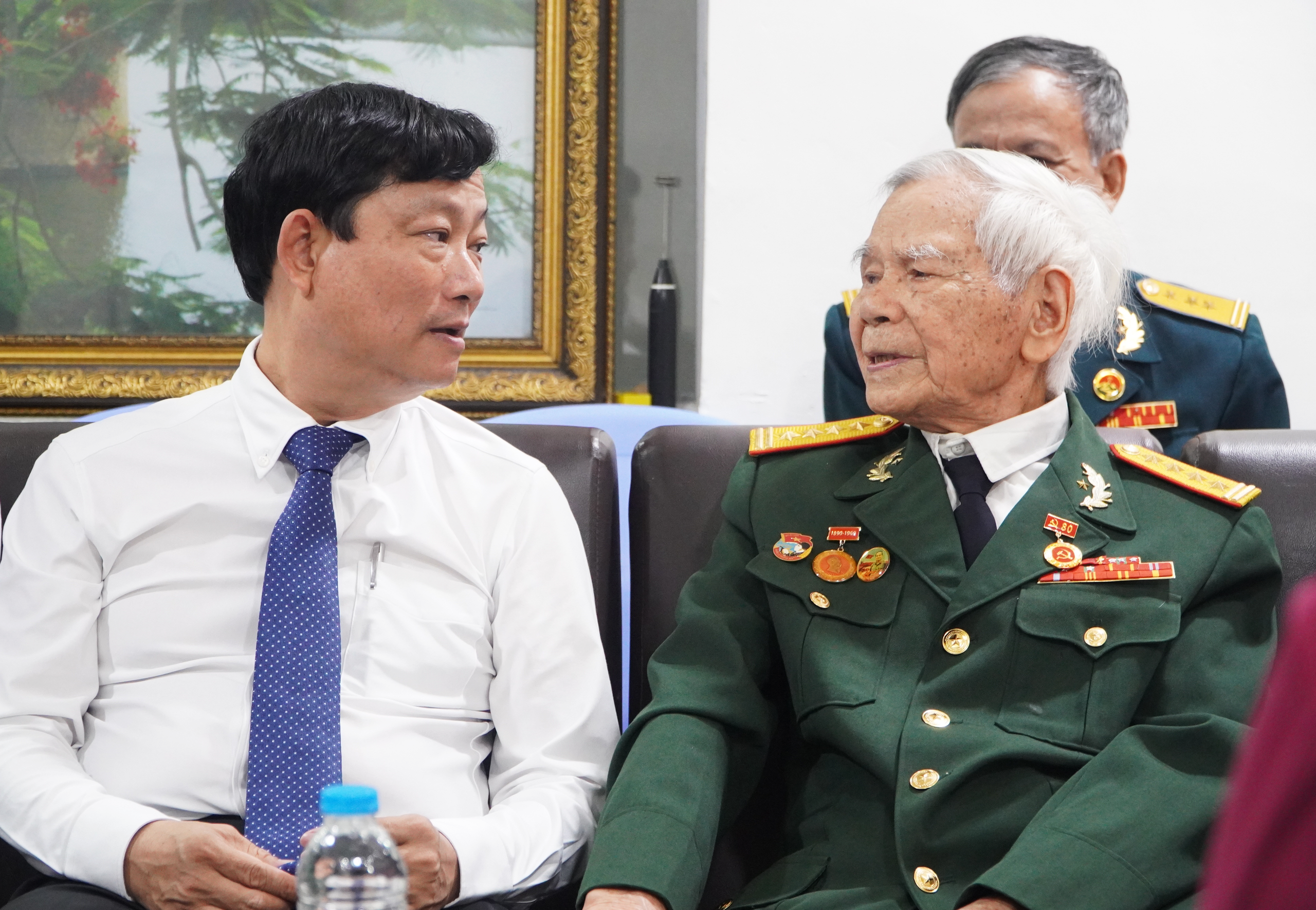 Chủ tịch HĐND TP HCM Võ Văn Minh trao Huy hiệu 80 năm tuổi Đảng cho đảng viên phường Tân Sơn Hòa - Ảnh 3.