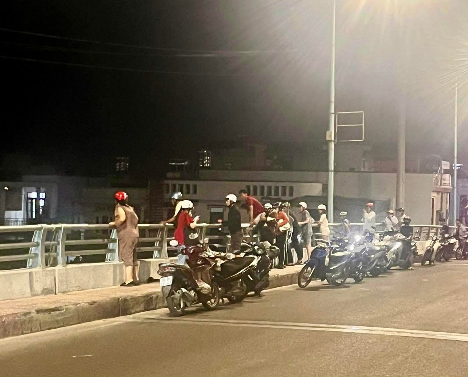 Người hùng vô danh lao mình xuống dòng nước xiết cứu người phụ nữ nhảy cầu - Ảnh 1.