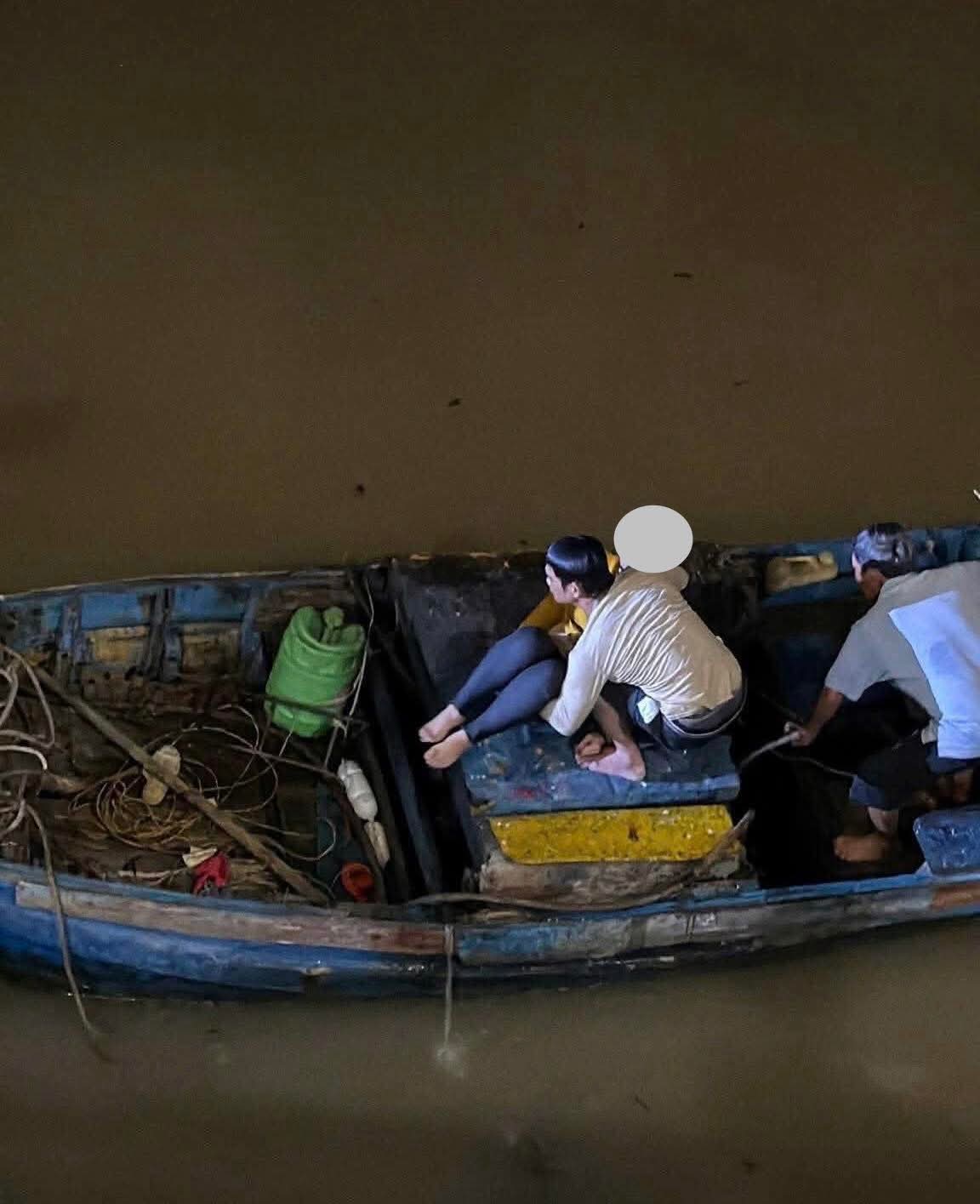 Người hùng vô danh lao mình xuống dòng nước xiết cứu người phụ nữ nhảy cầu - Ảnh 3.