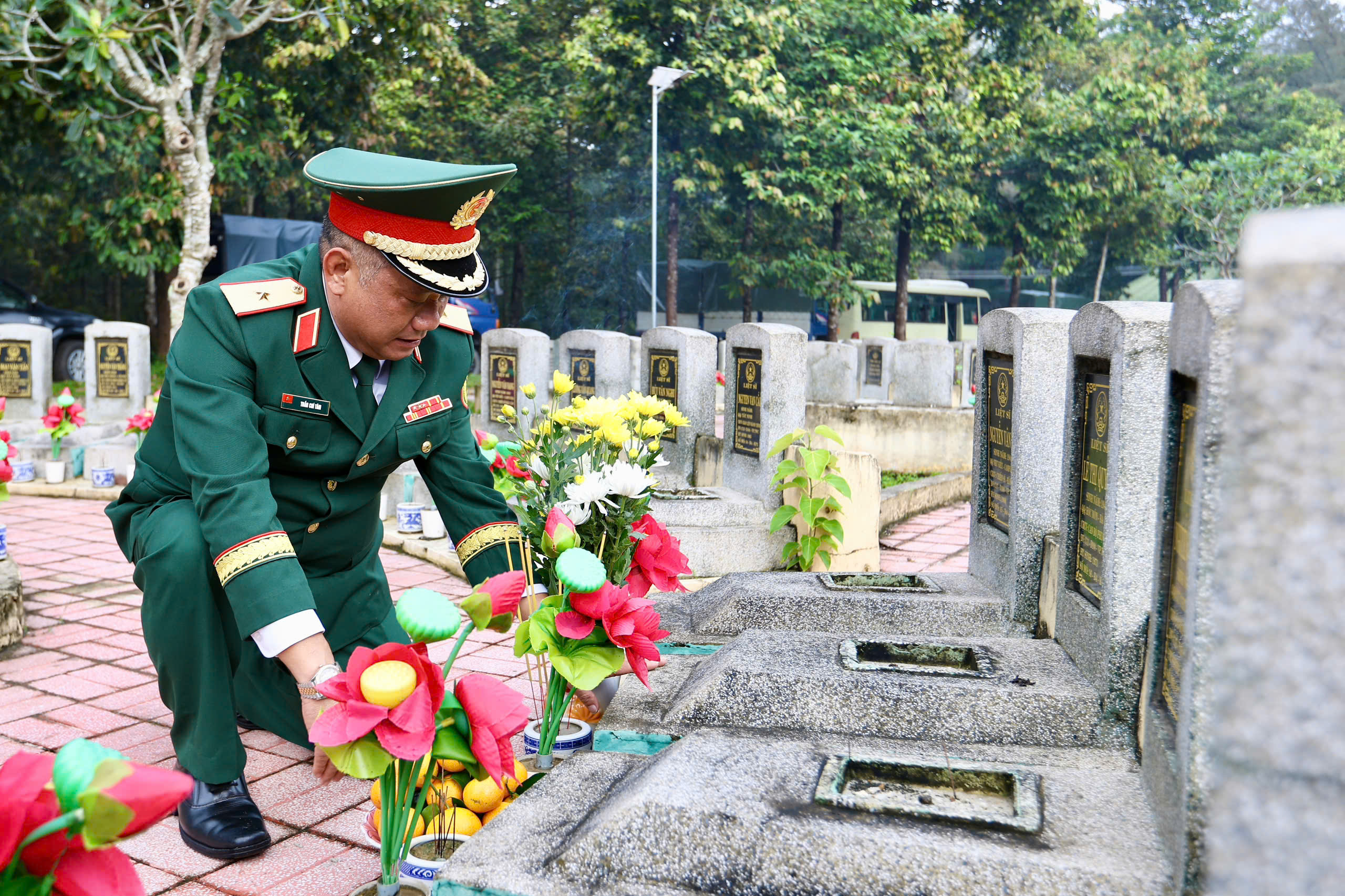 Quân khu 7 tổ chức lễ xuất quân làm nhiệm vụ tìm kiếm, quy tập hài cốt liệt sĩ tại Campuchia - Ảnh 26.