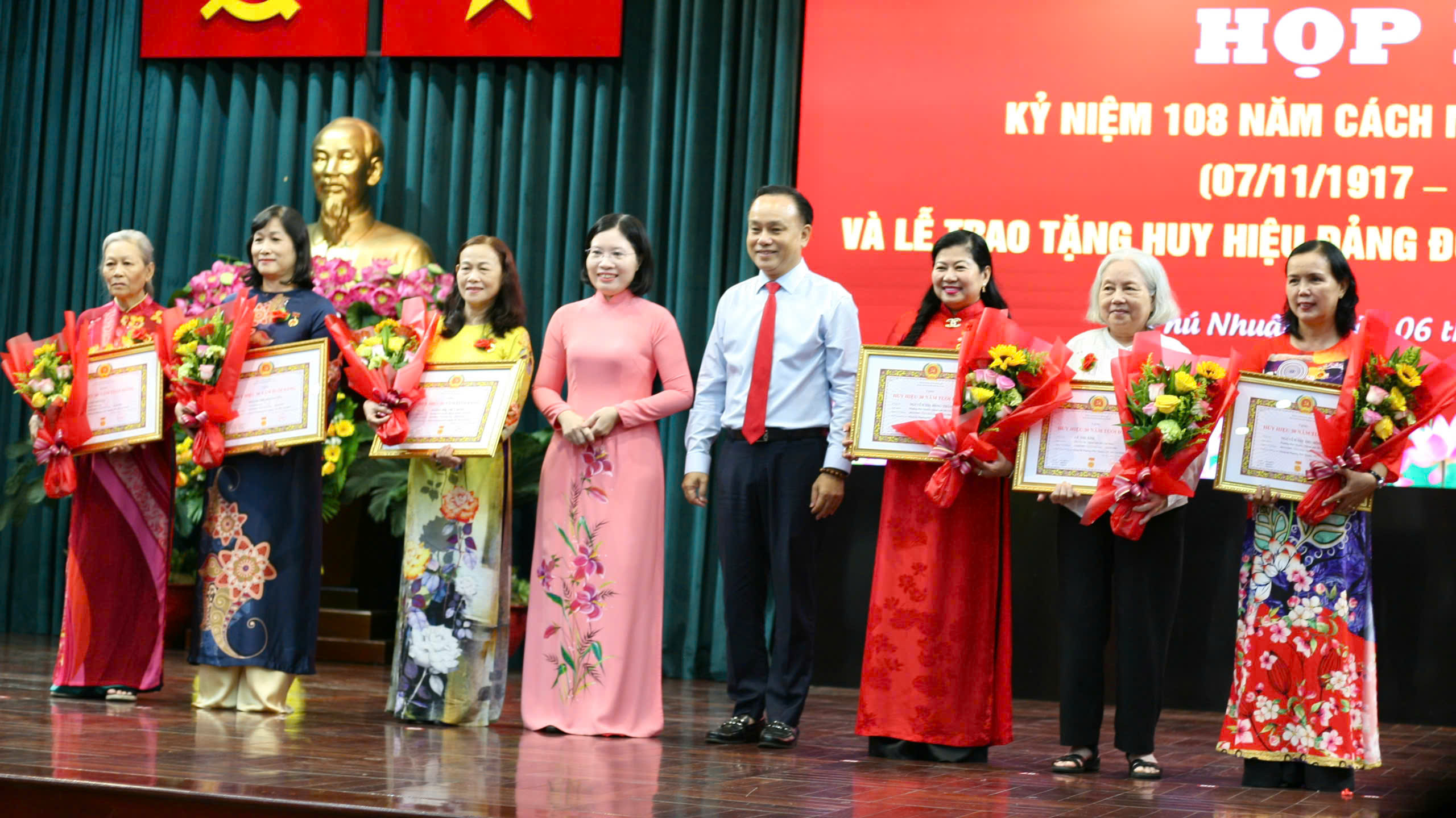 Trao huy hiệu Đảng tại phường Phú Nhuận - Ảnh 7.