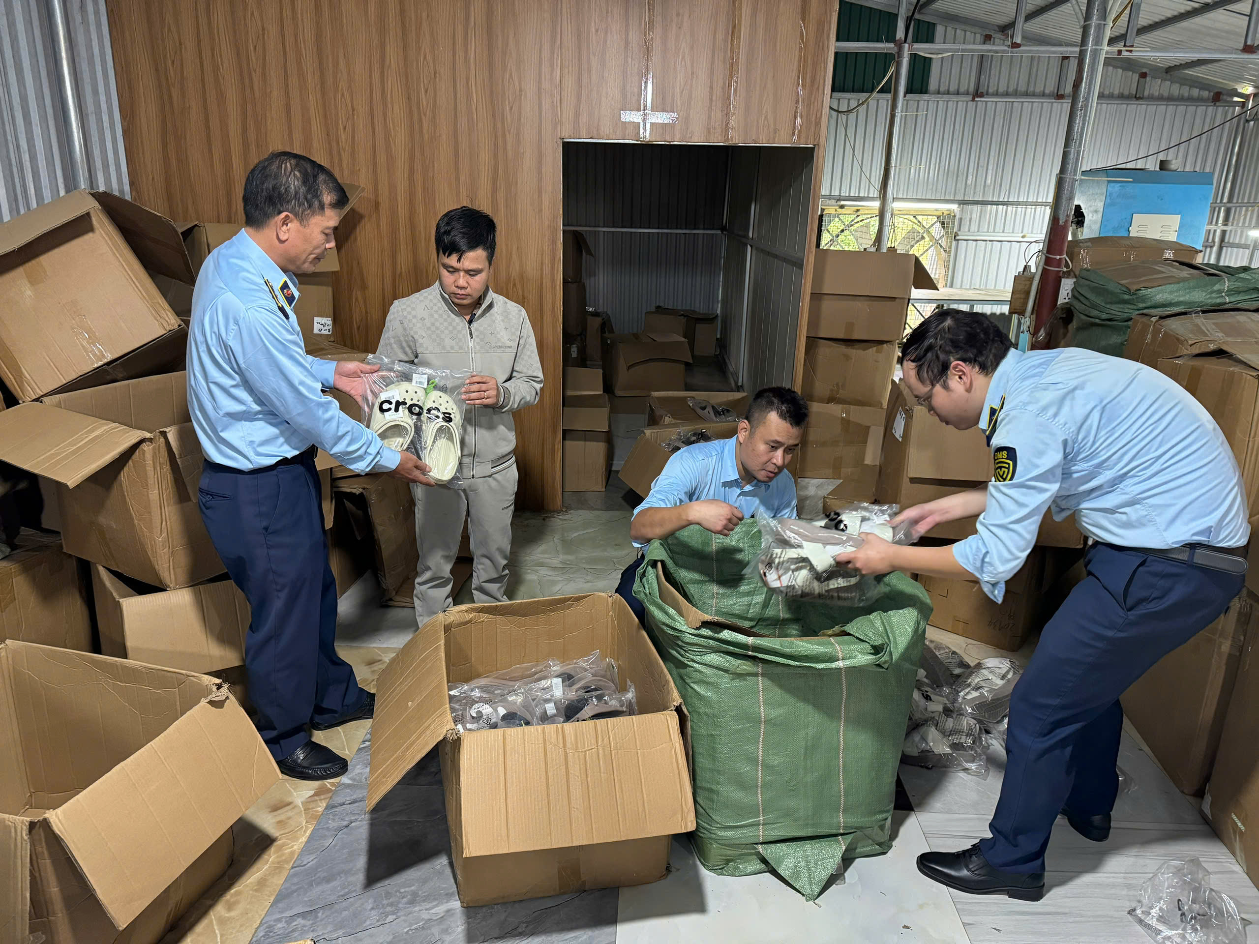 Phát hiện hàng nghìn hộp An Cung ngưu Hoàng Nam Dương nhập lậu tại Quảng Ninh - Ảnh 2. Phát hiện hàng nghìn hộp An Cung ngưu Hoàng Nam Dương nhập lậu tại Quảng Ninh - Ảnh 2.