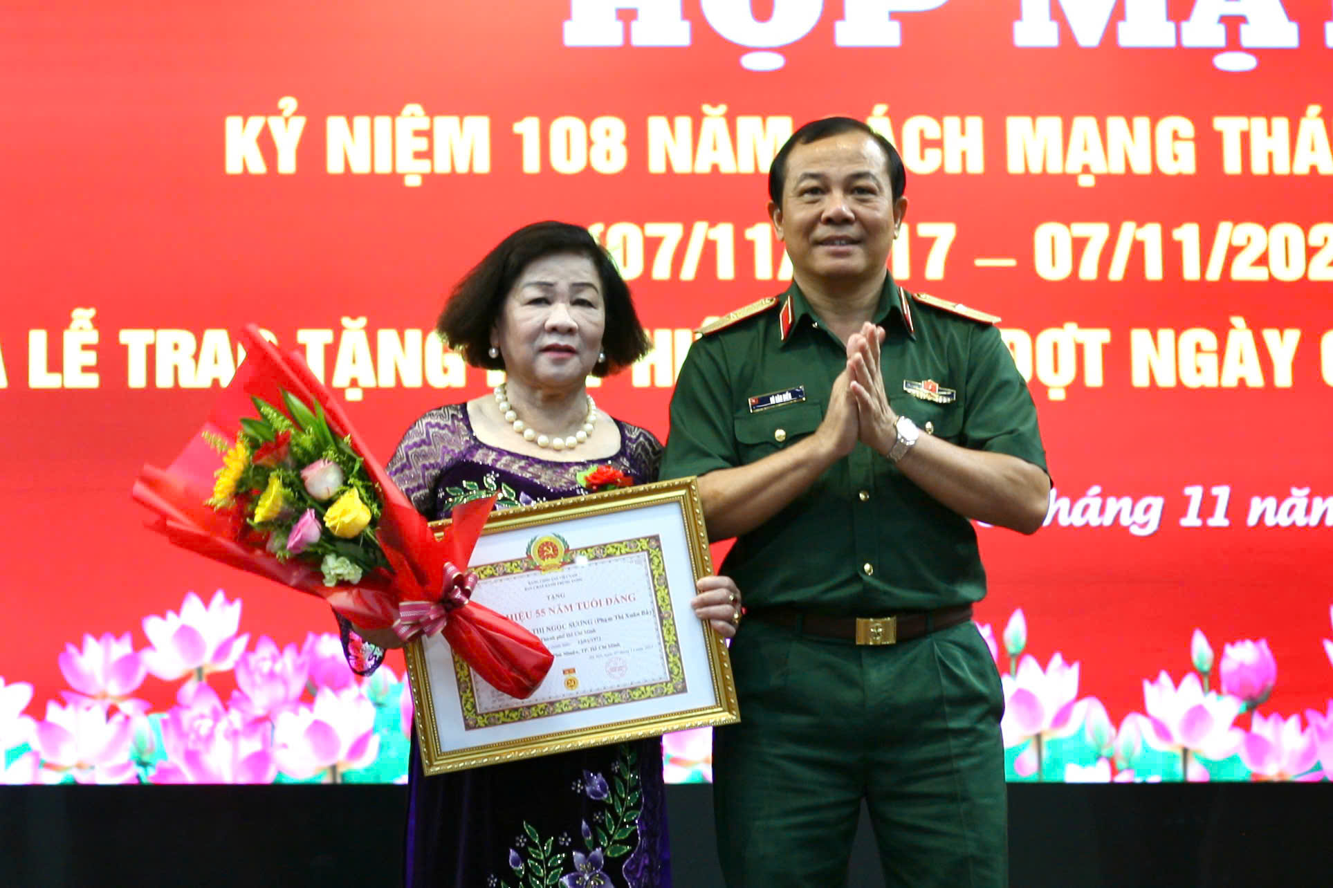 Trao huy hiệu Đảng tại phường Phú Nhuận - Ảnh 3.