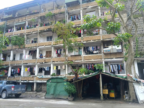Sống thấp thỏm trong những khu nhà ọp ẹp - Ảnh 1. Sống thấp thỏm trong những khu nhà ọp ẹp - Ảnh 1.