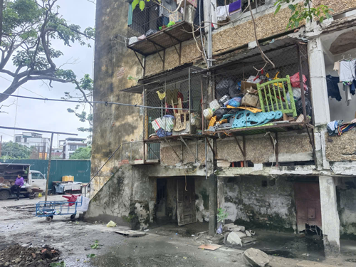 Sống thấp thỏm trong những khu nhà ọp ẹp - Ảnh 2.