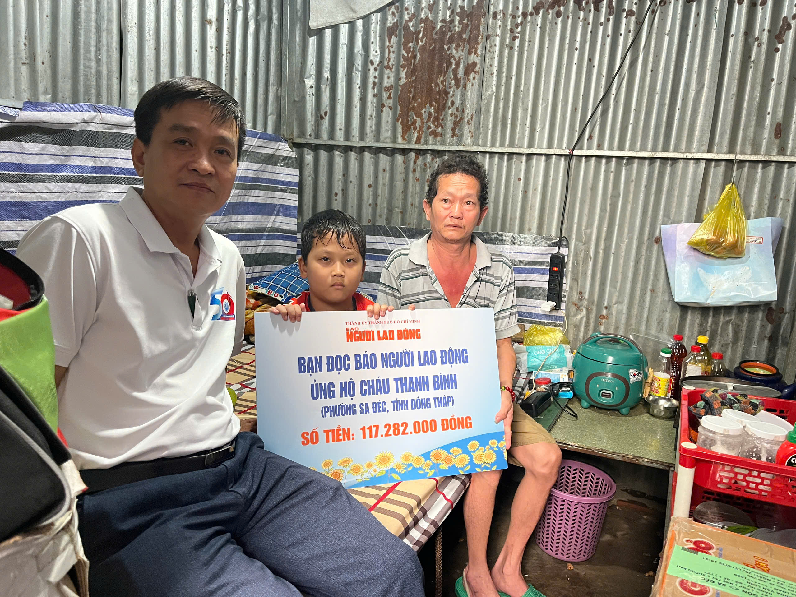 Hơn 117 triệu đồng giúp bé trai ở Đồng Tháp nuôi cha bệnh hiểm nghèo, mẹ bỏ đi - Ảnh 2.