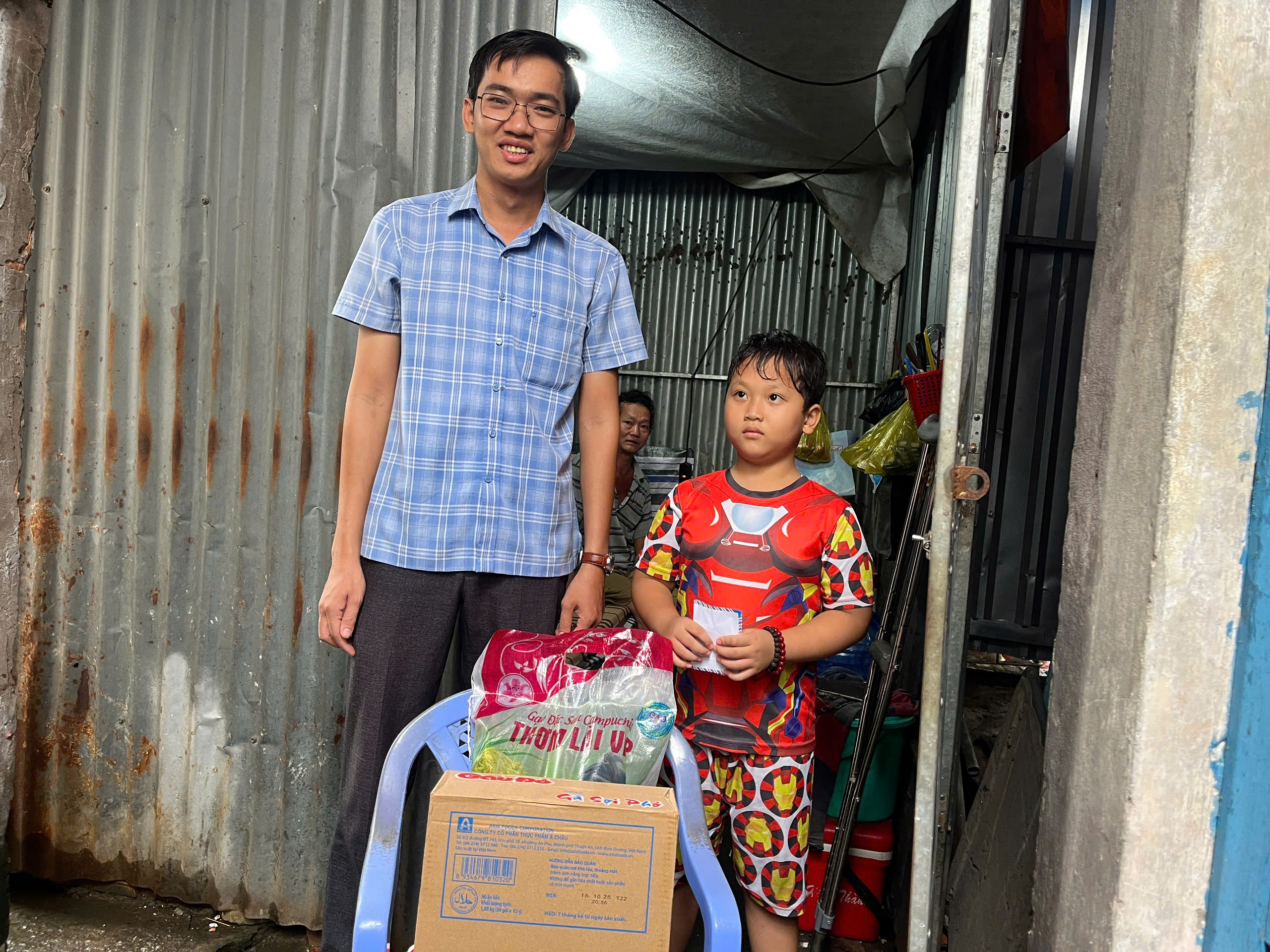 Hơn 117 triệu đồng giúp bé trai ở Đồng Tháp nuôi cha bệnh hiểm nghèo, mẹ bỏ đi - Ảnh 4.