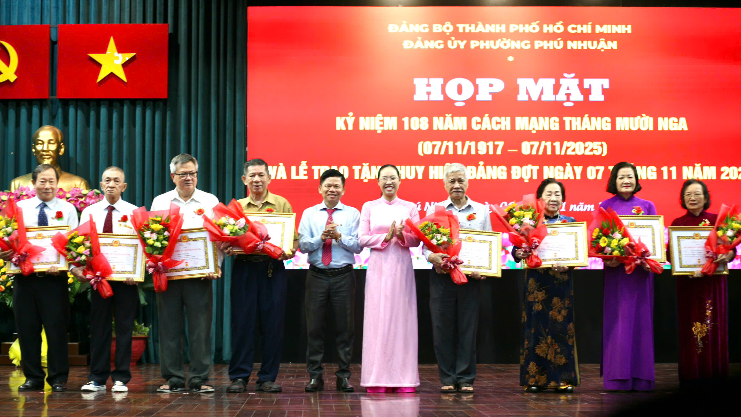 Trao huy hiệu Đảng tại phường Phú Nhuận - Ảnh 6.