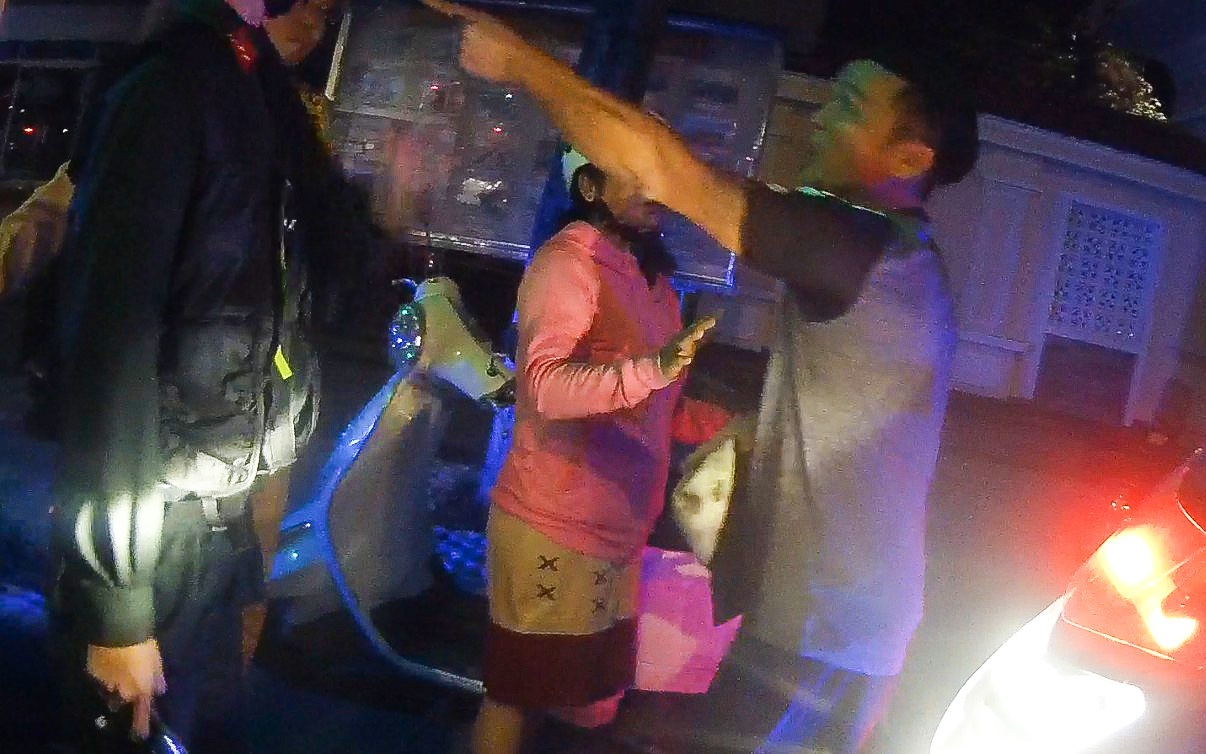 Vi phạm nồng độ cồn, t&agrave;i xế ngồi trong xe h&uacute;t thuốc, th&aacute;ch thức CSGT - Ảnh 2.