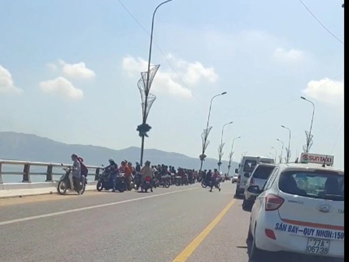 Gia Lai tạm cấm phương tiện qua cầu Thị Nại do bão số 13 Kalmaegi - Ảnh 1.