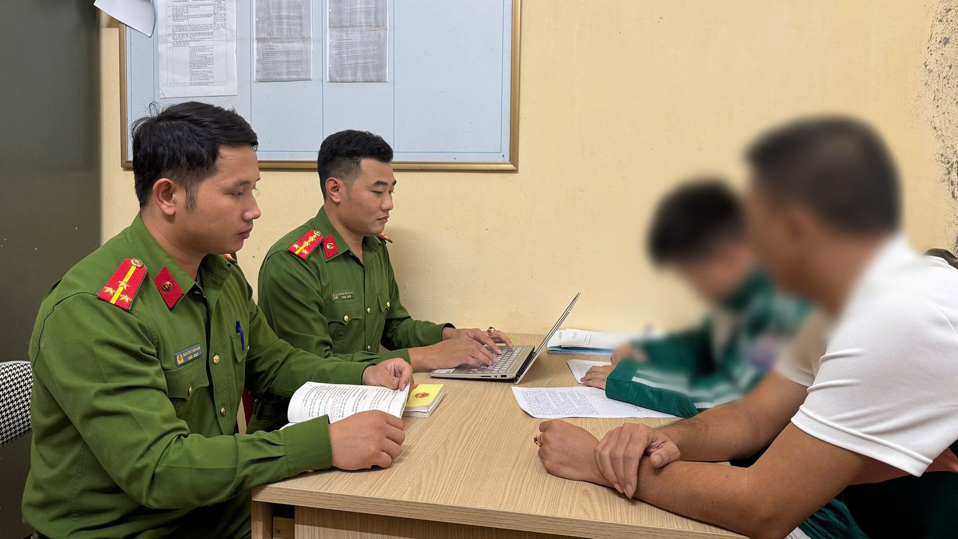 Vụ nam sinh lớp 8 bị bạn đâm rồi đẩy xuống hồ nước: Có dấu hiệu phạm tội giết người - Ảnh 1.