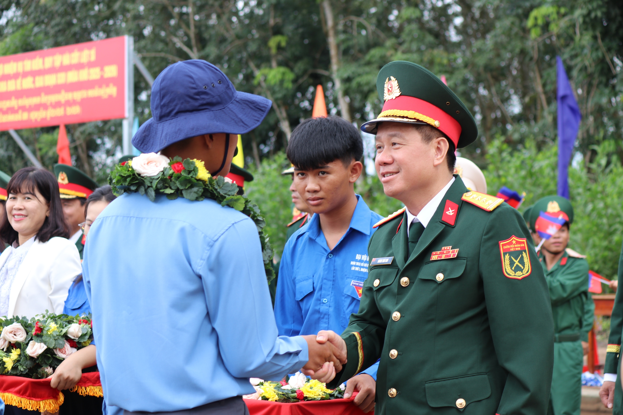 Quân khu 7 tổ chức lễ xuất quân làm nhiệm vụ tìm kiếm, quy tập hài cốt liệt sĩ tại Campuchia - Ảnh 12.