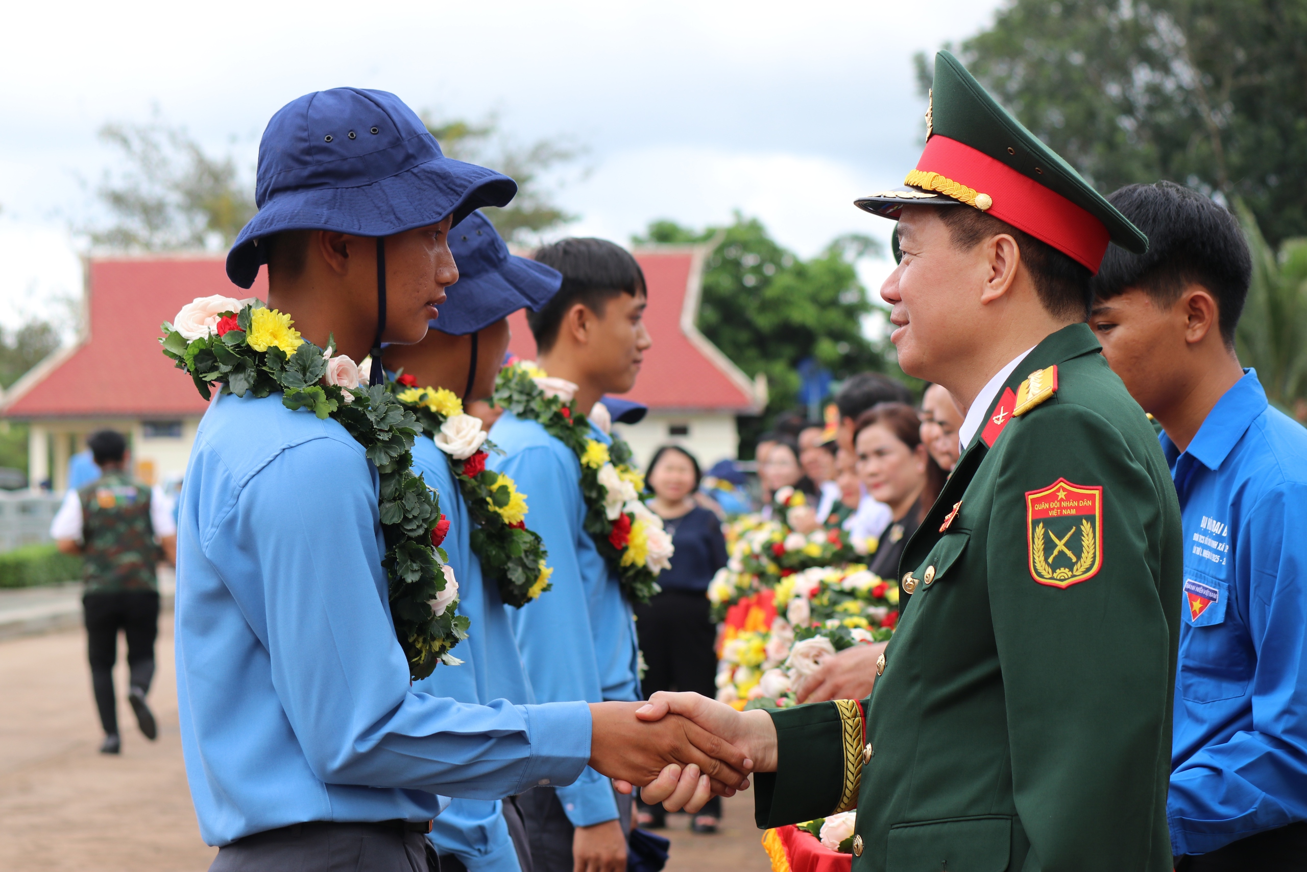Quân khu 7 tổ chức lễ xuất quân làm nhiệm vụ tìm kiếm, quy tập hài cốt liệt sĩ tại Campuchia - Ảnh 11.
