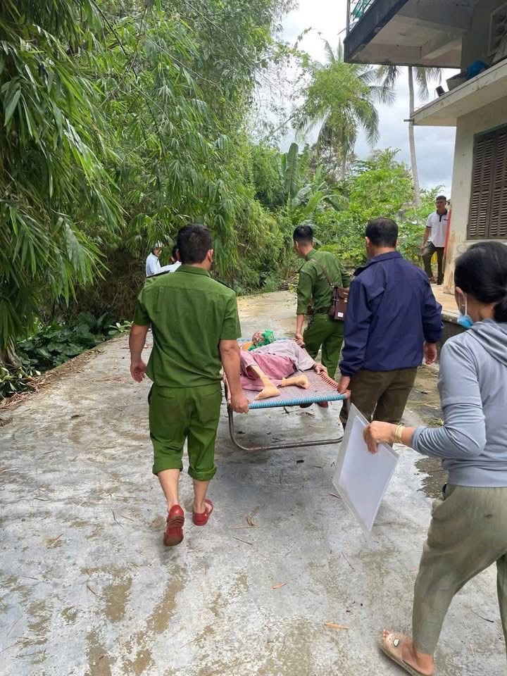 Cận cảnh Công an Gia Lai căng mình di dời dân trước bão số 13 Kalmaegi - Ảnh 2.