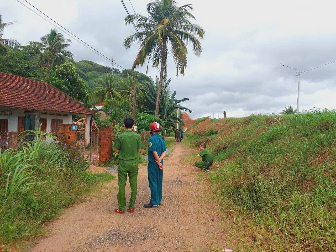 Cận cảnh Công an Gia Lai căng mình di dời dân trước bão số 13 Kalmaegi - Ảnh 5.