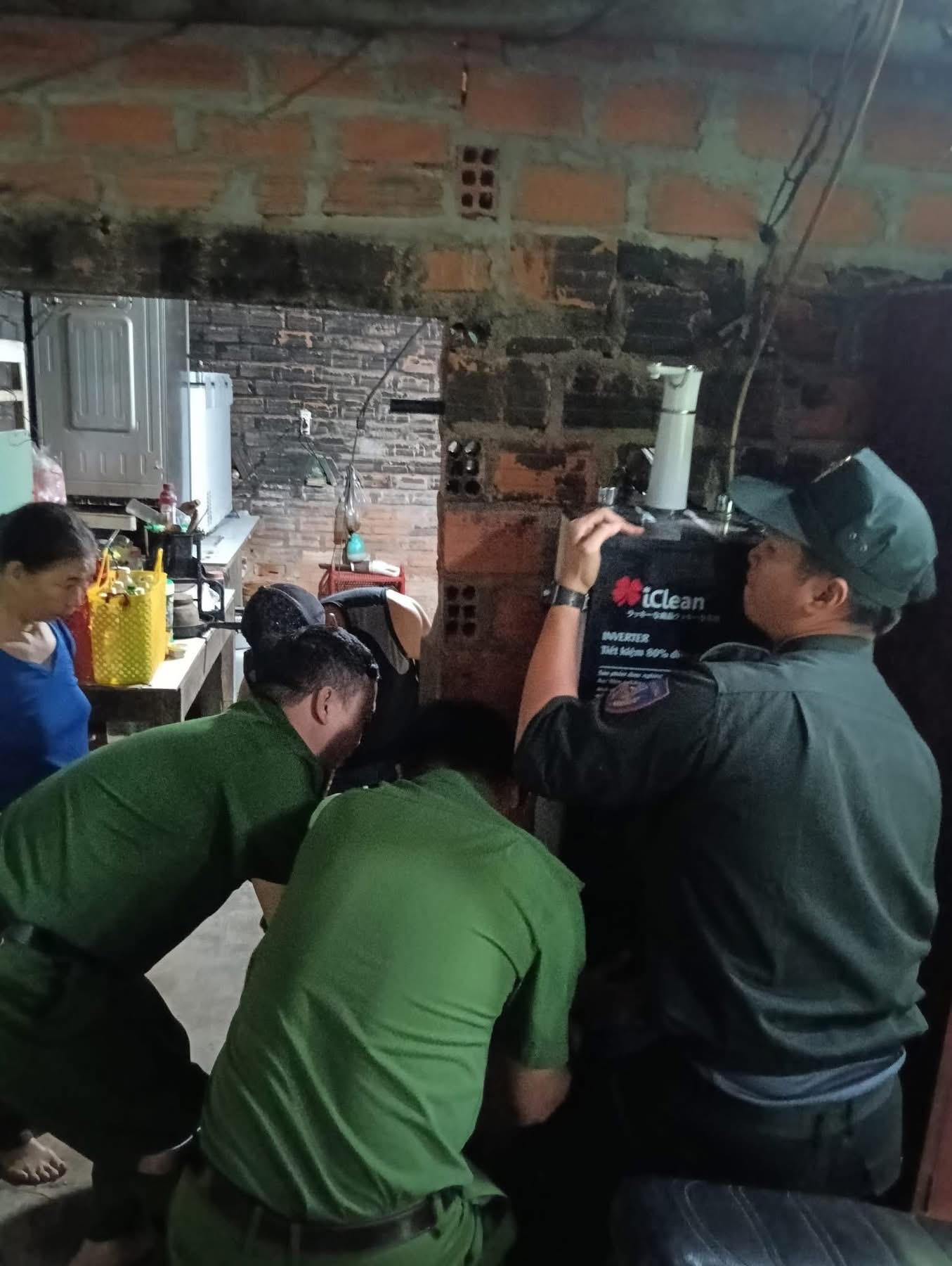 Cận cảnh Công an Gia Lai căng mình di dời dân trước bão số 13 Kalmaegi - Ảnh 6.