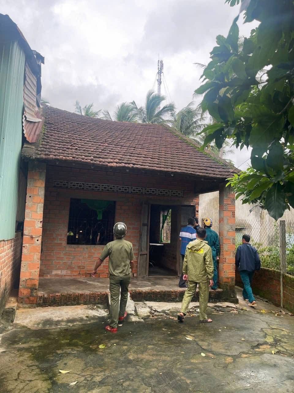 Cận cảnh Công an Gia Lai căng mình di dời dân trước bão số 13 Kalmaegi - Ảnh 7.