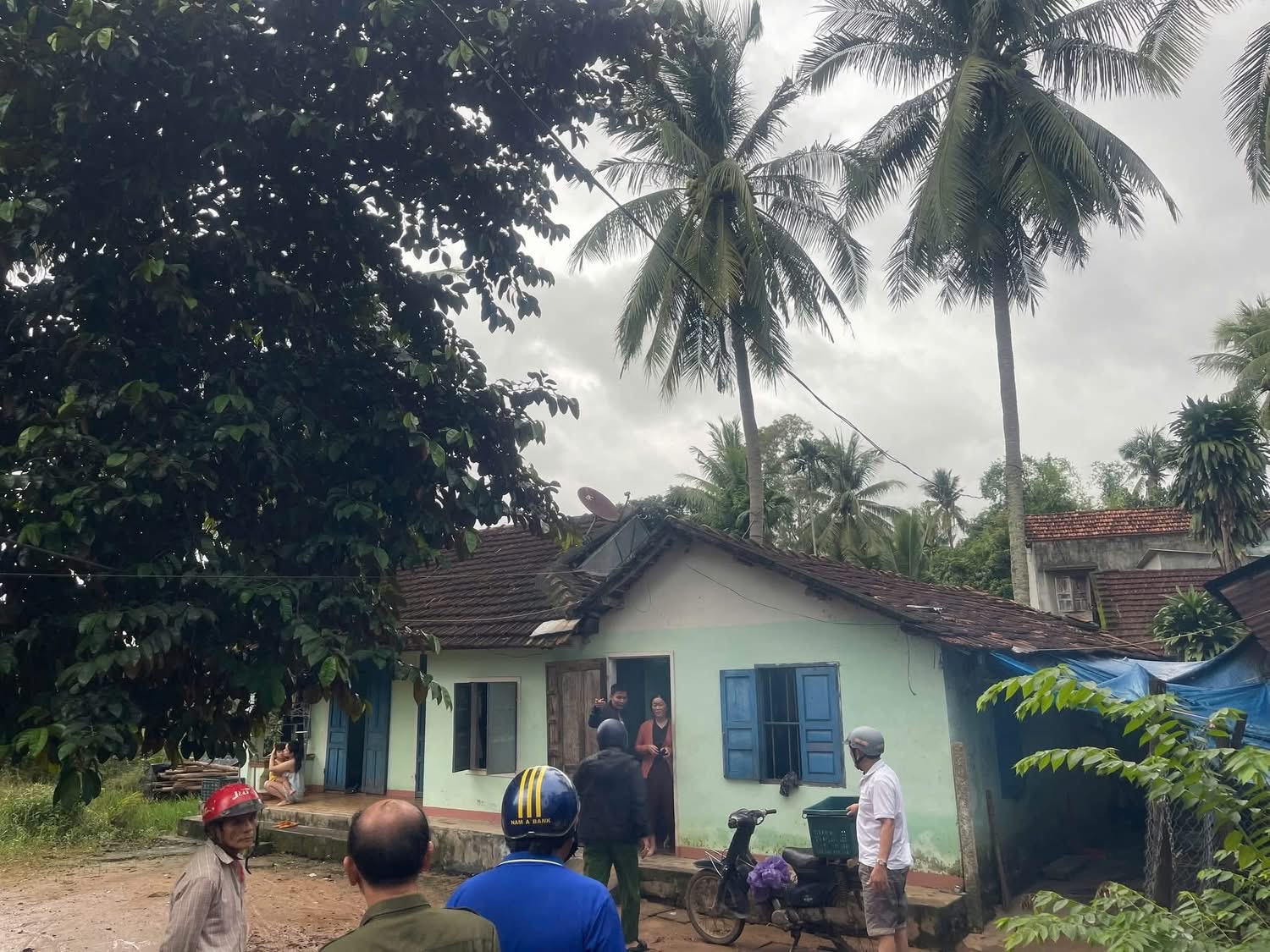 Cận cảnh Công an Gia Lai căng mình di dời dân trước bão số 13 Kalmaegi - Ảnh 8.