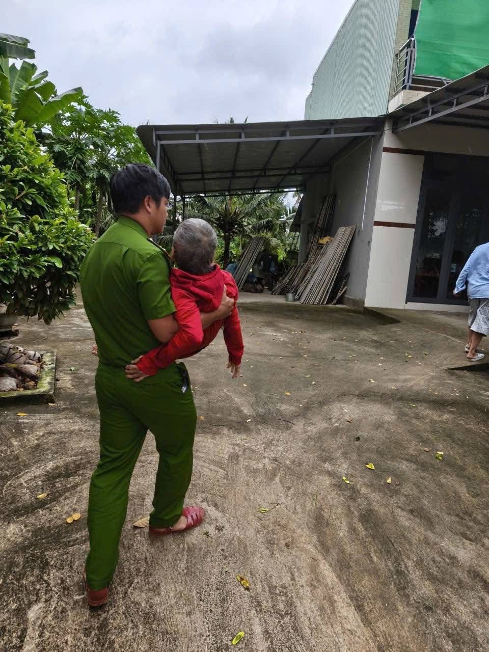 Cận cảnh Công an Gia Lai căng mình di dời dân trước bão số 13 Kalmaegi - Ảnh 11.