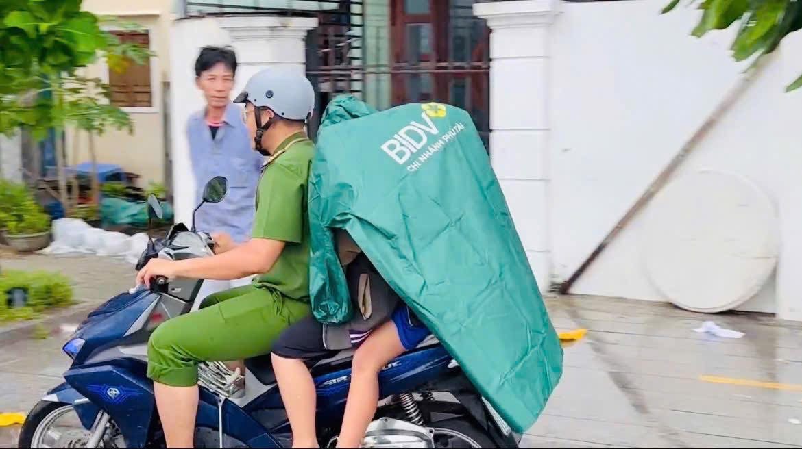 Cận cảnh Công an Gia Lai căng mình di dời dân trước bão số 13 Kalmaegi - Ảnh 14.