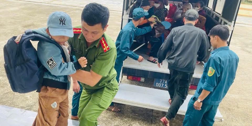 Cận cảnh Công an Gia Lai căng mình di dời dân trước bão số 13 Kalmaegi - Ảnh 15.